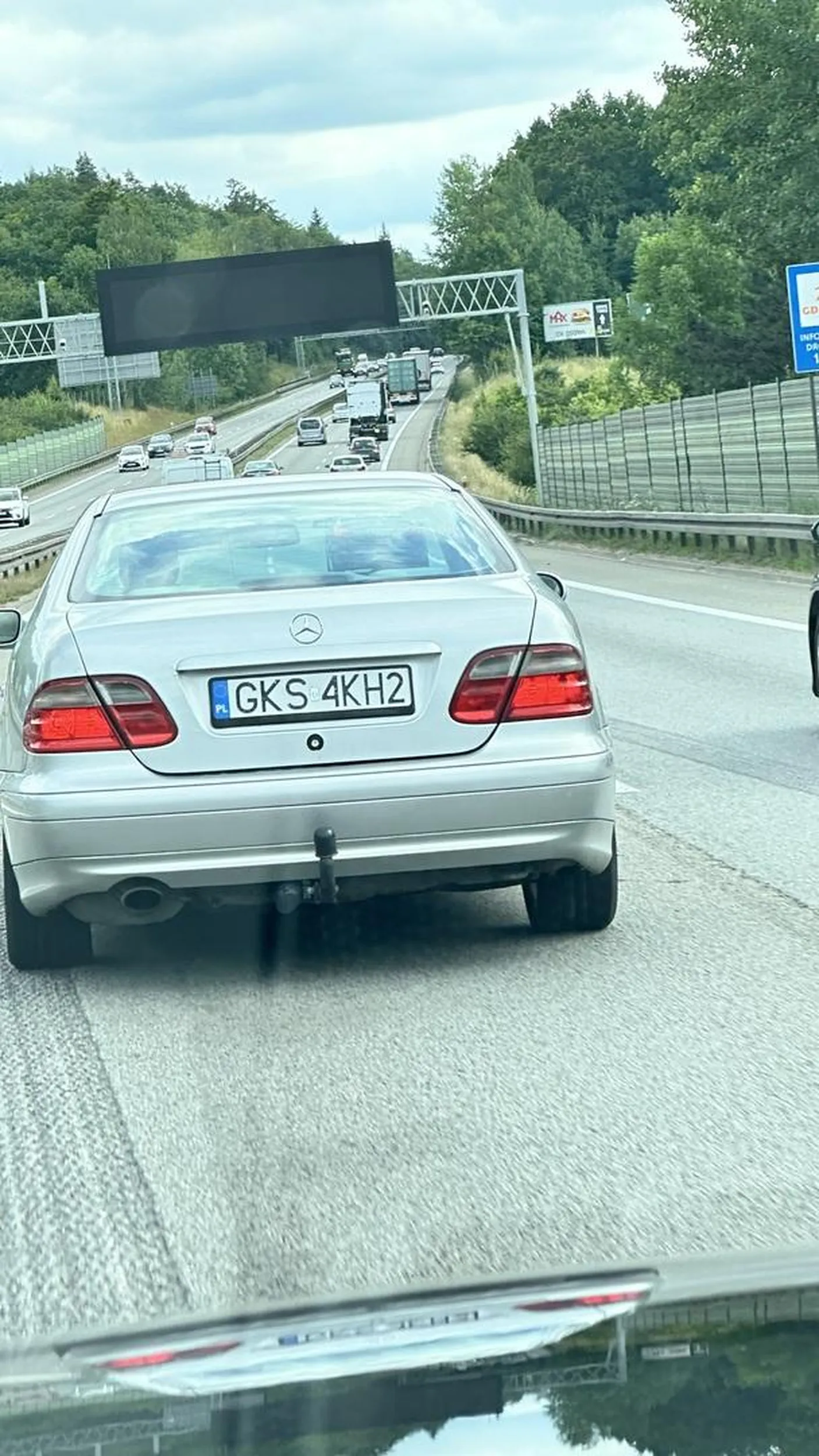 Kierowca włączając się do ruchu przecina 3 pasy po czym hamuje do zera. Następnie nie pozwala wyprzedzić i zajeżdza drogę. Uważać na tego człowieka, zdecydowanie nie potrafi używać mózgu.