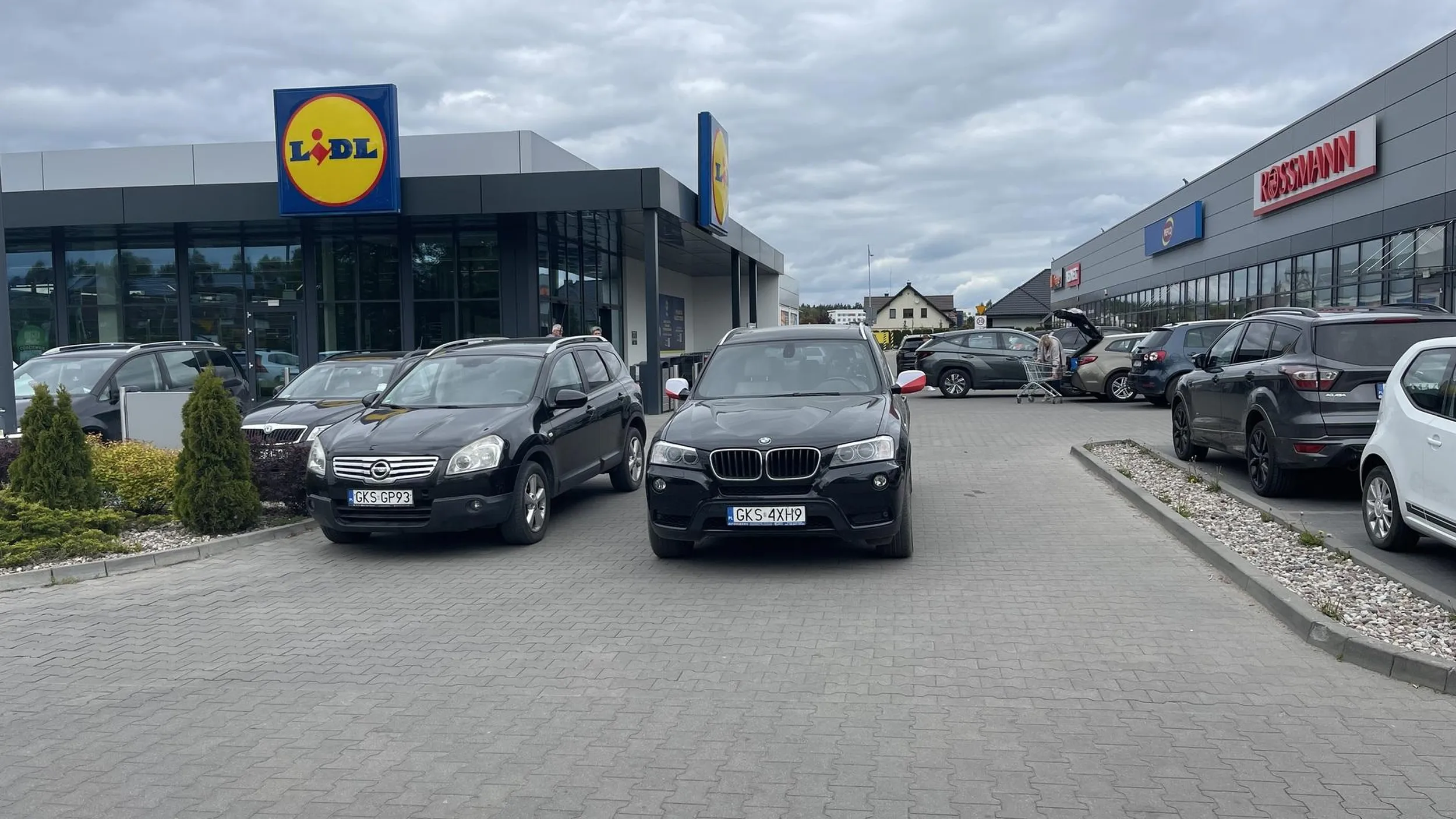 Jakim trzeba być zjebem, no naprawdę… Na środku przejazdu… Na zdjęciu nie widać, ale miejsc troche jest :) Notoryczne zachowanie kierowców w Kościerzynie…