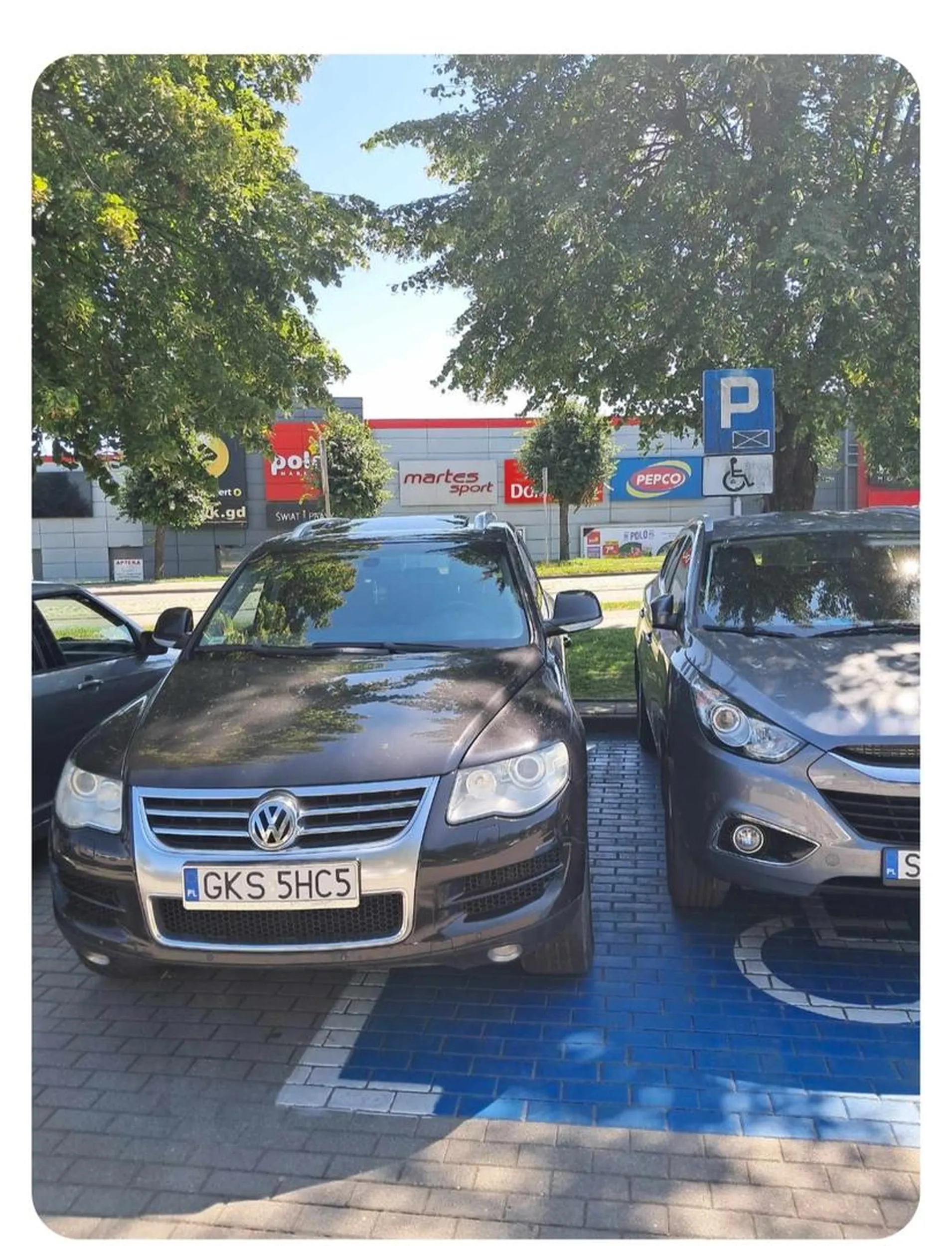 Postaw sie w miejscu niepełnosprawnej osoby inteligencie. Ile to jest 2x2? Juz policzyles? Rozgrzałeś szare komorki? To teraz zastanow się w jakim celu te miejsca sa takie szerokie? Jak osoba niepelnosprawna ma wejsc do auta, egoisto? Przepraszam, ze zmusilem cie do myslenia, na co dzień chyba nie czesto ci sie to zdarza. Nie pozdrawiam.