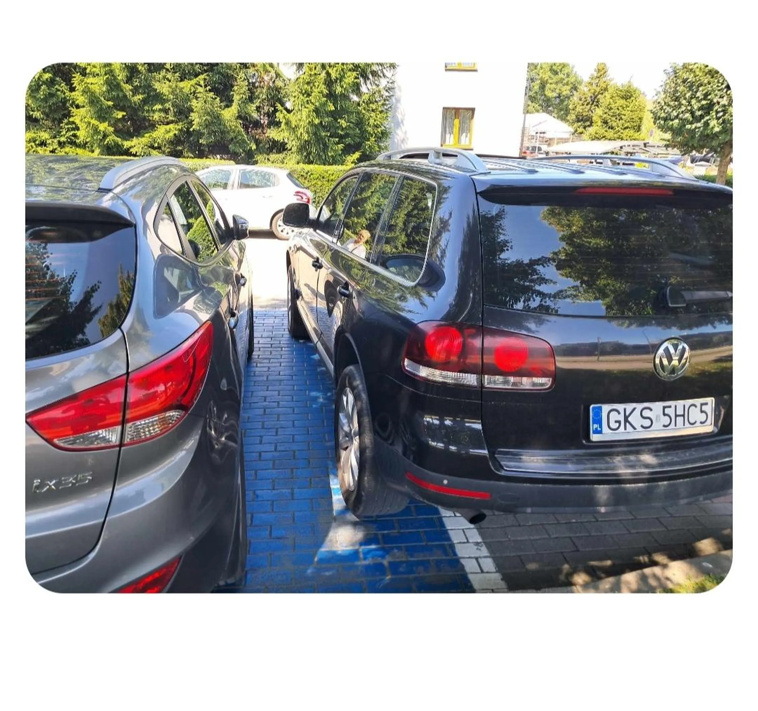 Postaw sie w miejscu niepełnosprawnej osoby inteligencie. Ile to jest 2x2? Juz policzyles? Rozgrzałeś szare komorki? To teraz zastanow się w jakim celu te miejsca sa takie szerokie? Jak osoba niepelnosprawna ma wejsc do auta, egoisto? Przepraszam, ze zmusilem cie do myslenia, na co dzień chyba nie czesto ci sie to zdarza. Nie pozdrawiam.