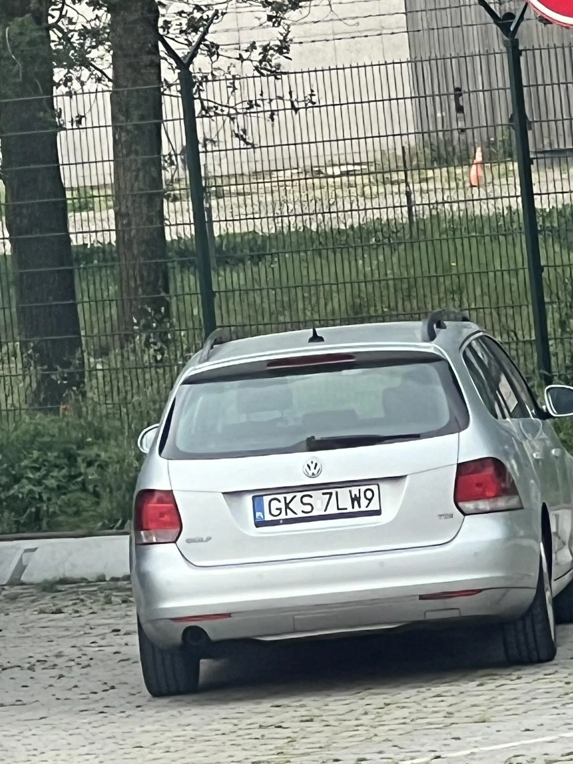 W Holandii a dokładnie  James Cookweg 31, 5928 LJ Venlo, na parkingu dla kierowców ciężarówek przyjechała sobie ,,panienka do towarzystwa” i zabawiała kierowców ciężarówek, pijąc z nimi w kabinach, uprawiając s*eks, puszczając głośno muzykę na cały parking i tańczyła z zainteresowanym nią panami po całym placu, co wynika z zachowania panów byli nie tylko pijani ale również odurzeni substancjami zakazanymi które panienka im przywiozła nie kryła się z tym. Tak sobie dorabiają dziewczyny wyjeżdżające do Holandii ? Wstyd i hańba.