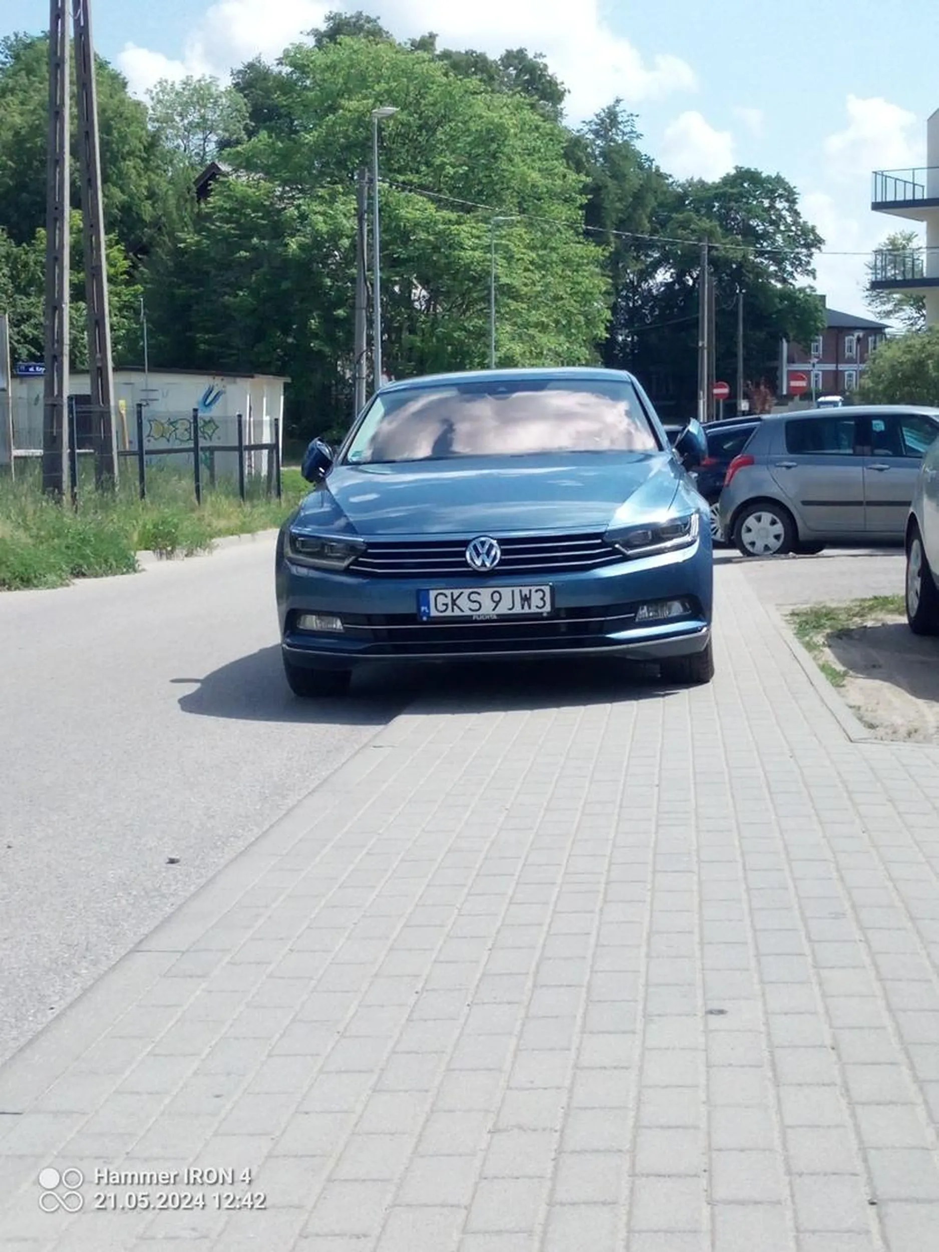 Brawo zablokowanie bramy i chodnika pieszym