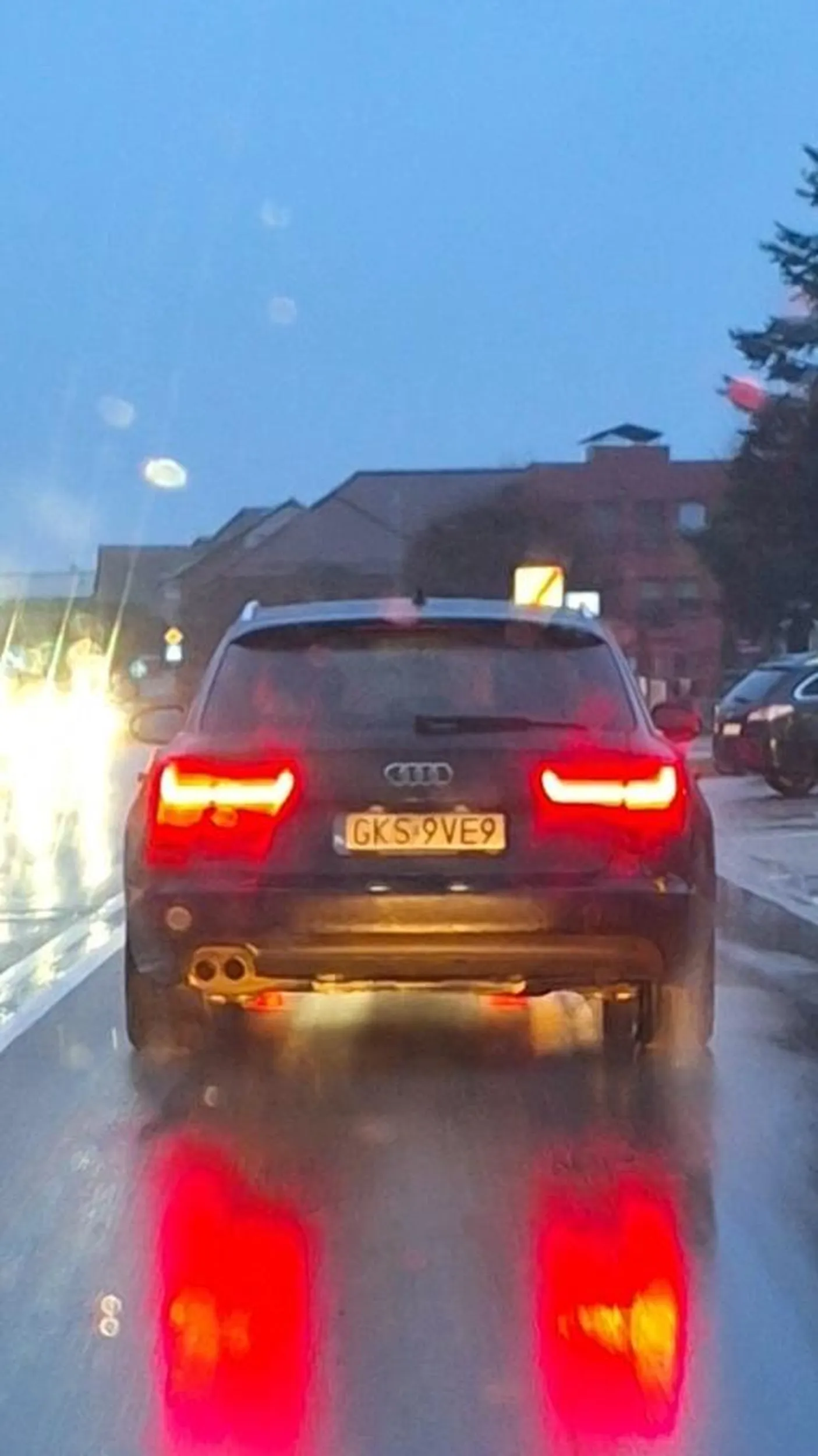 Zatoczka parkingowa pusta, ale kolejna gwiazda musi hamować i zatrzymywać się przed pustym przejściem dla pieszych, aby wywalić swojego kaszojada