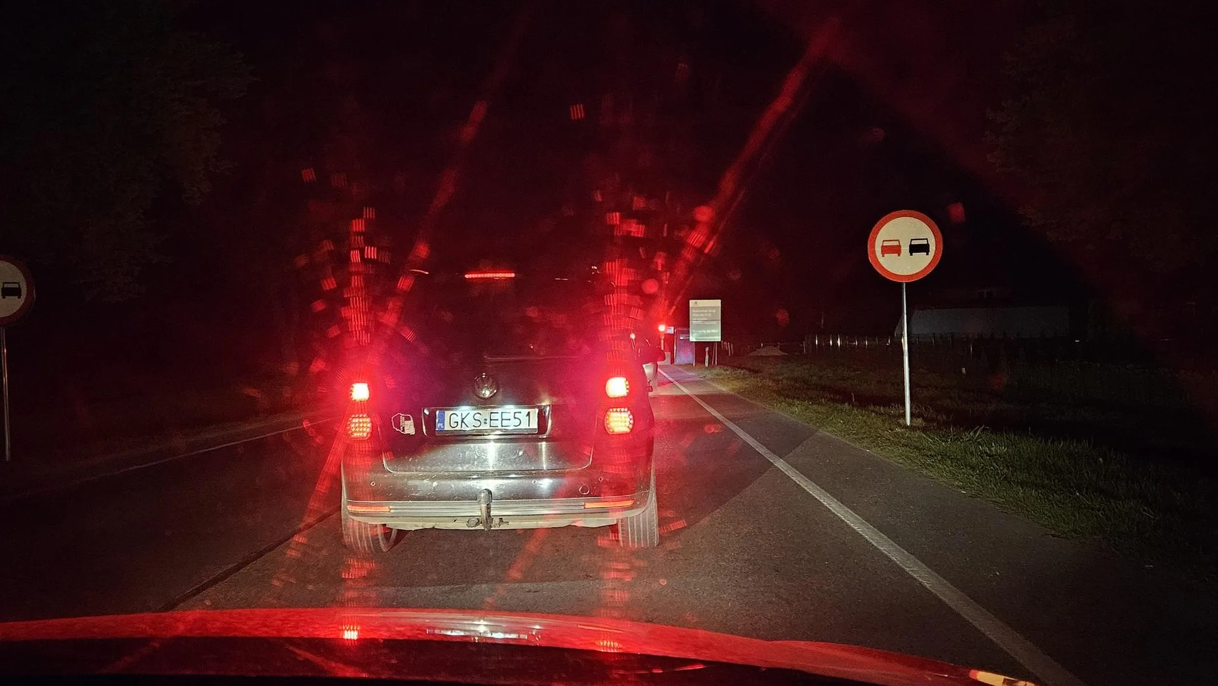 Wyprzedza na wariata przed czerwonym światłem na wahadle. Kierowca stanowi zagrożenie dla innych uczestników ruchu.