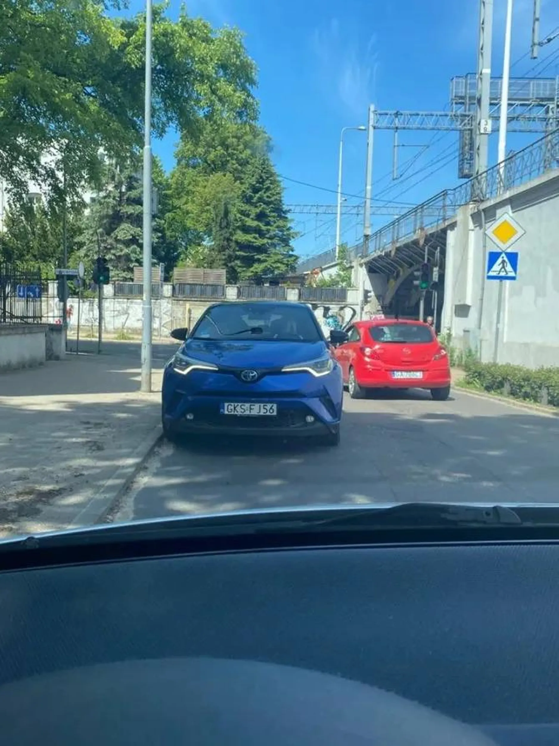 Pani do Gdańska przyjechała i próbowała forsować ulicę Białą (przy rynku/policji) pod prąd. Do tego zdziwiona o co kaman