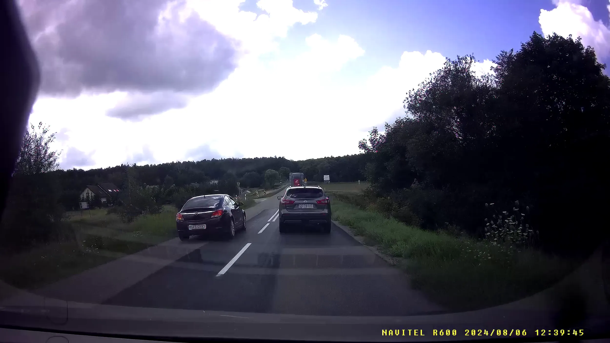 wyprzedzanie kilku pojazdów na skrzyżowaniu, przekroczenie podwójnej ciągłej linii, jazda po przeciwległym pasie do ruchu