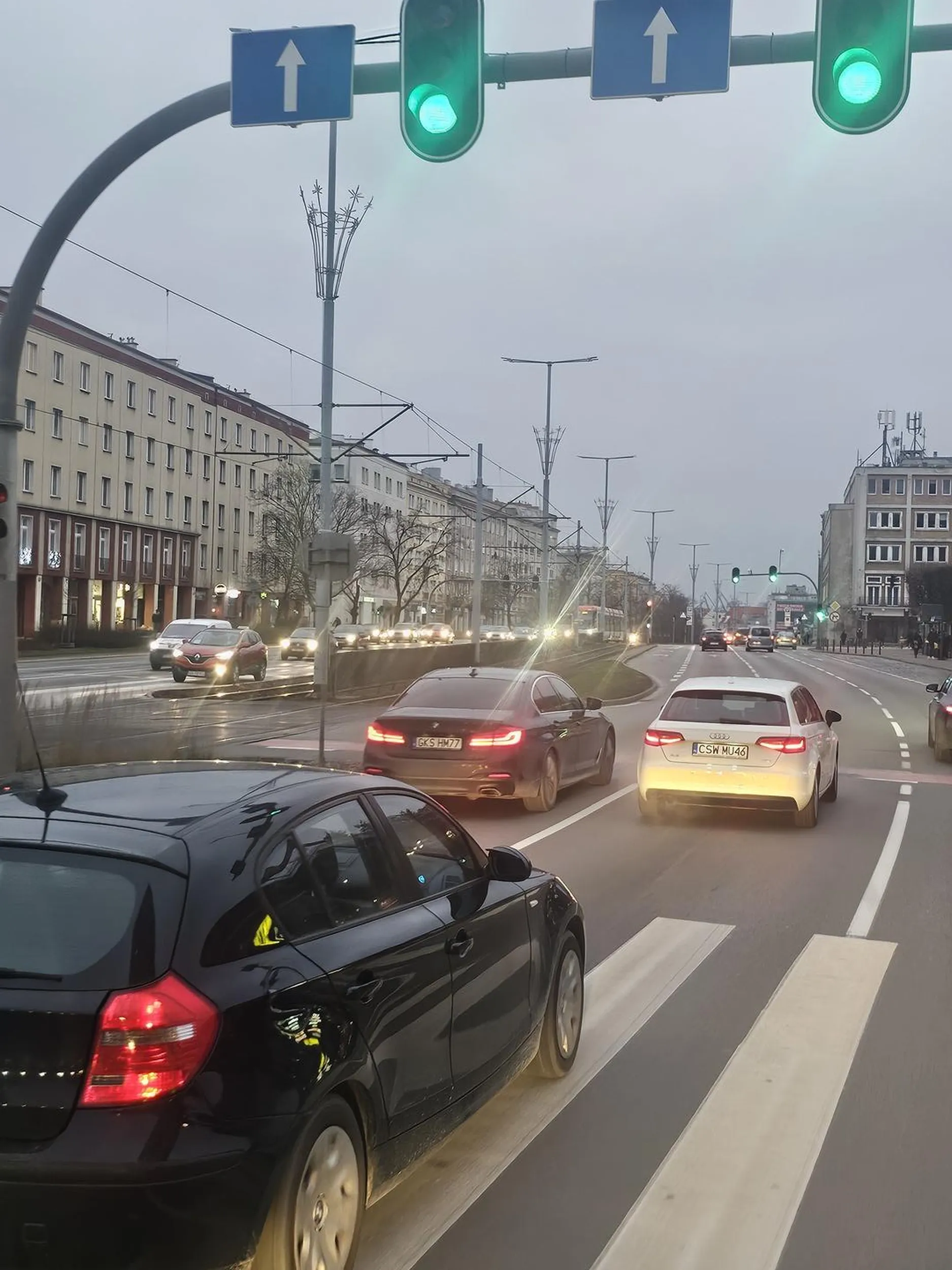 Niebezpieczny kierowca BMW SERI 5 Nie używa kierunkowskazów zajeżdża drogę zmuszając do nagłego hamowania zmienia co chwilę pas jezdnia Gdańsku na ul.grunwaldzkiej