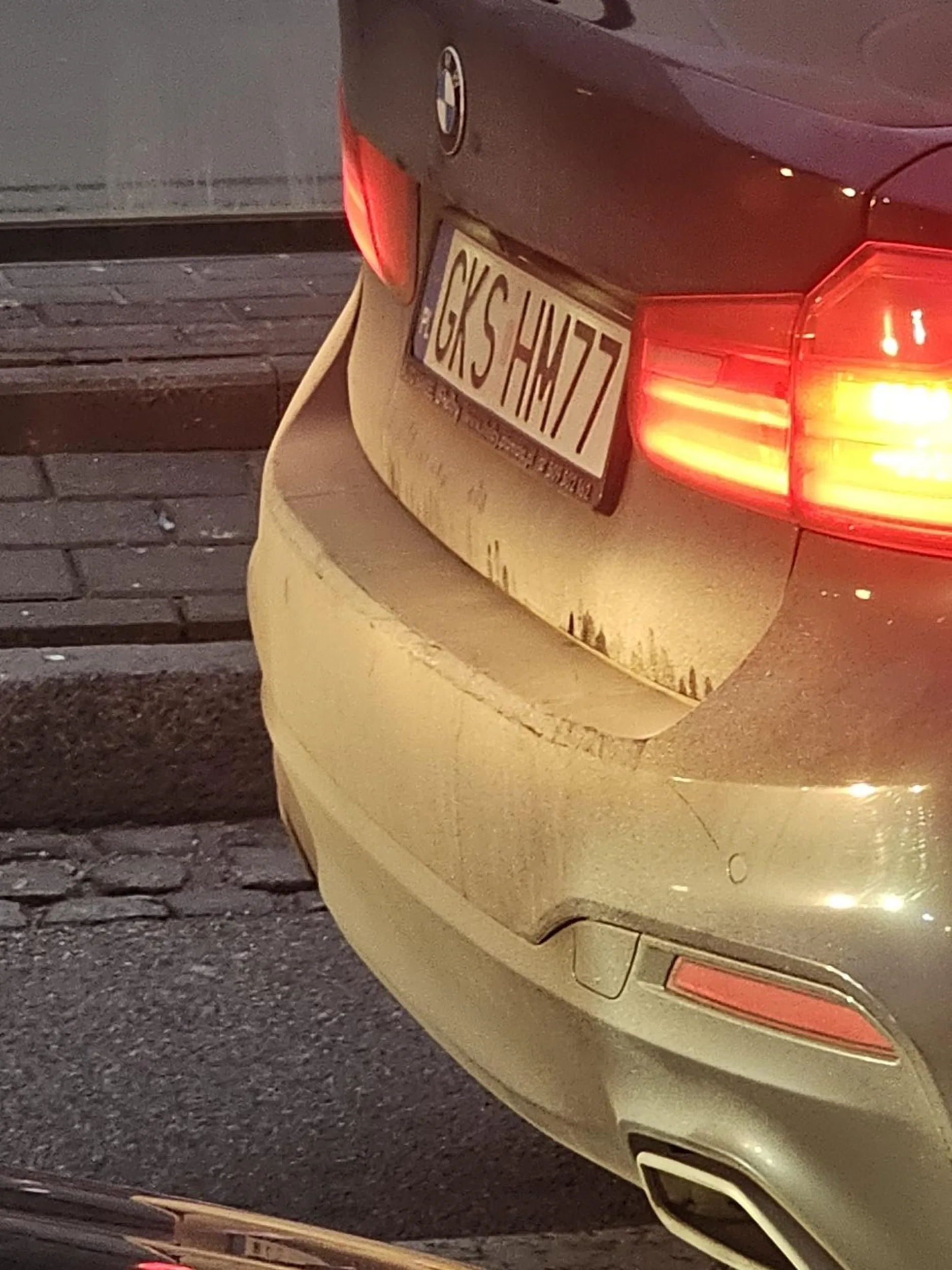 Niebezpieczny kierowca BMW SERI 5 Nie używa kierunkowskazów zajeżdża drogę zmuszając do nagłego hamowania zmienia co chwilę pas jezdnia Gdańsku na ul.grunwaldzkiej