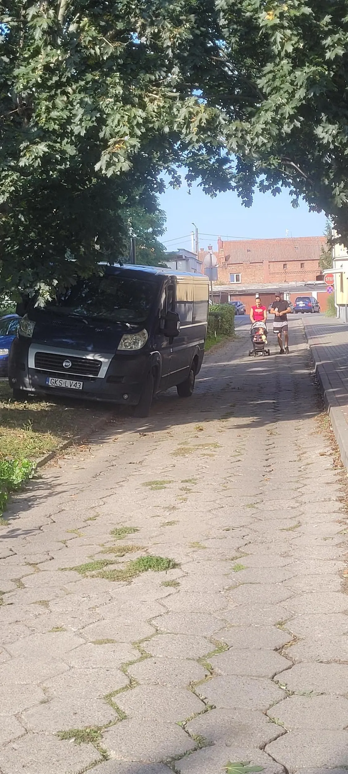 Na zdjęciu widać super parking tych oto panów chyba im sie wydaje że każdy jeździ samochodami typu toyota yaris albo inna kia picanto