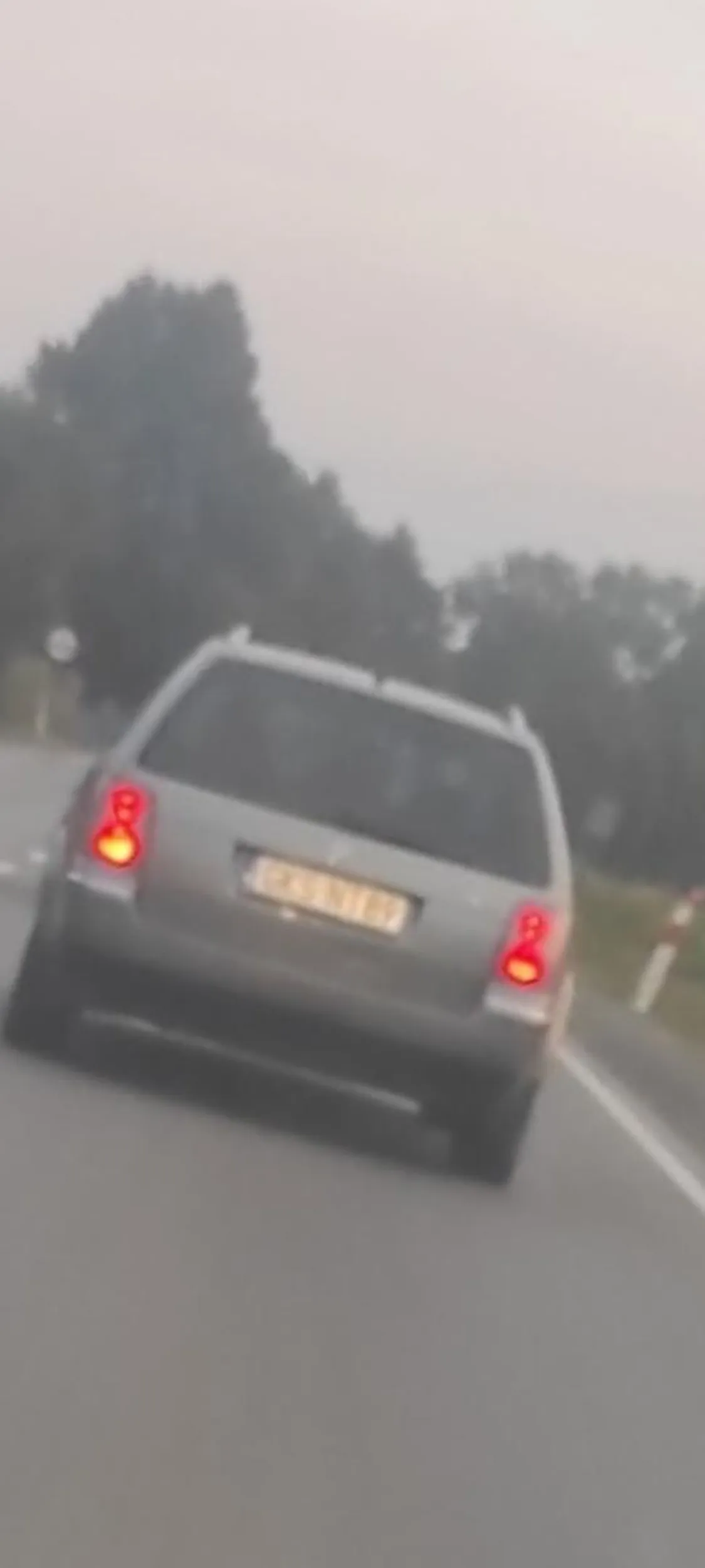 Typowy Kaszub w śmierdzącym passerati 1.9 TDI. Traktuje drogi publiczne jak swoje pole pod Brodnicą. Wymusza pierwszeństwo, wyprzedza na zakazie, przekracza prędkość. Cham i prostak, który powinien chodzić pieszo.