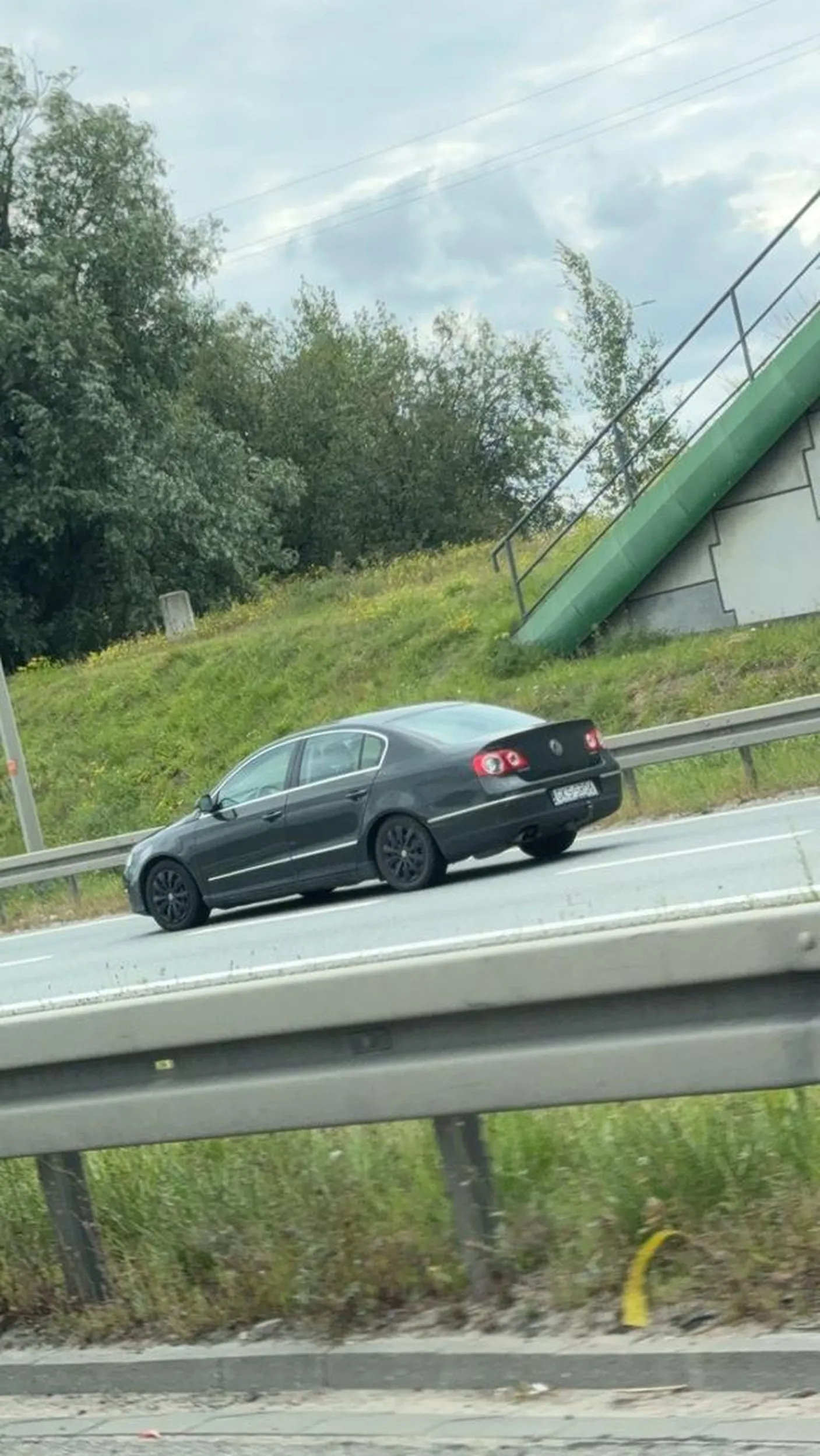 Podjeżdża przed samochód, skręca przed maską, gdyby nie hamulce nie pisałbym tego, ewidentne zagrożenie drogowe. PS: rozmawia przez telefon podczas jazdy :)