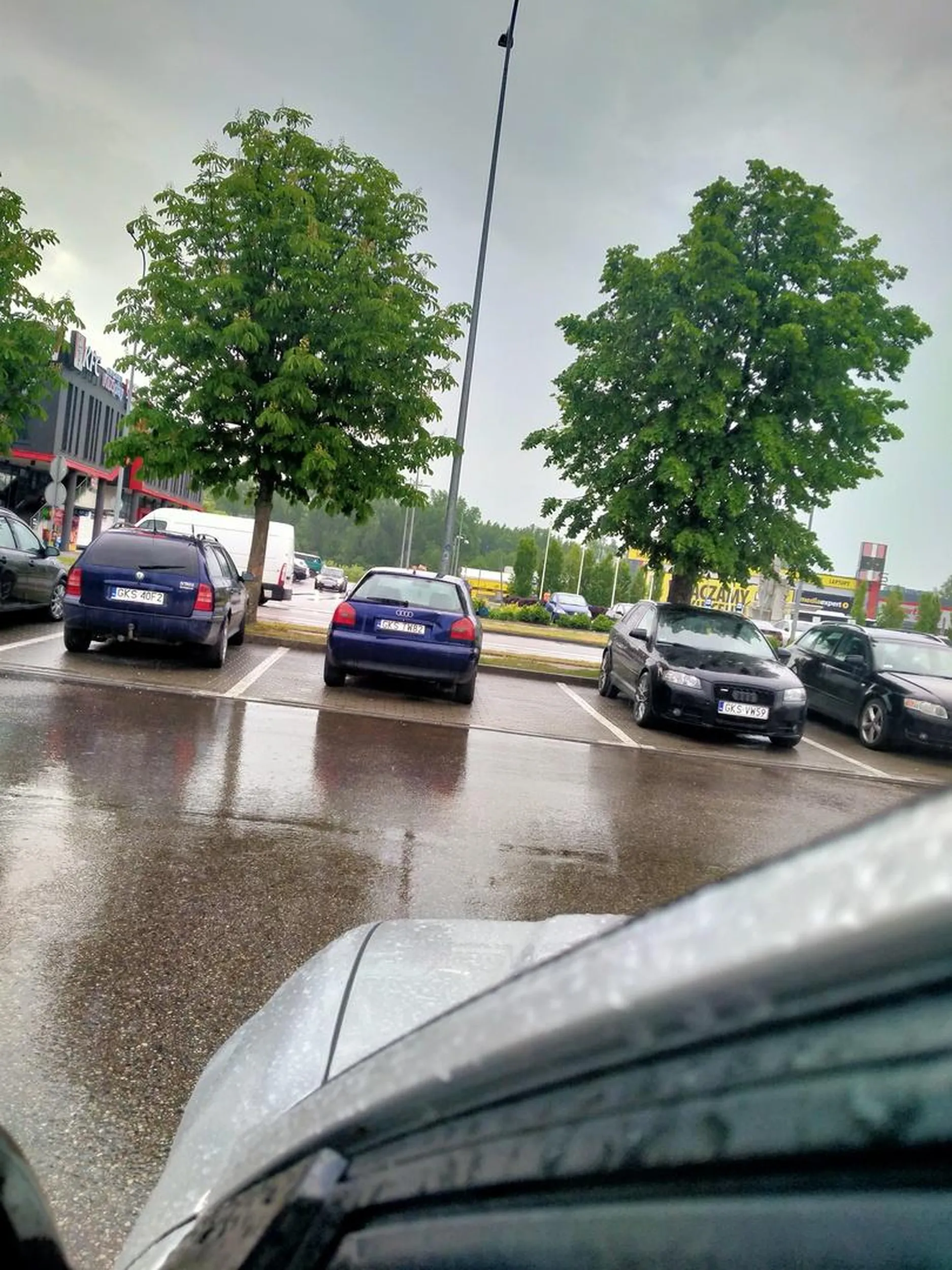 Pozdrowienia i szczególne gratulacje dla pana/pani który nie potrafi zatrzymać się na jednym miejscu parkingowym na zatłoczonym parkingu