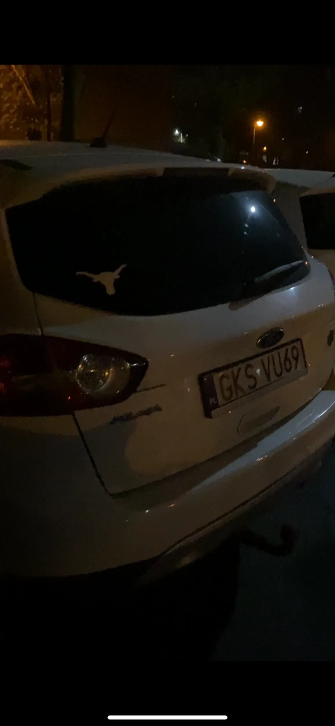 Kutas parkuje na wjedzie do parkingu na ul. Gospody nie da się wjechać na parking naucz się parkować nie zastawiając wjazdu pozdrawiam buźka ?