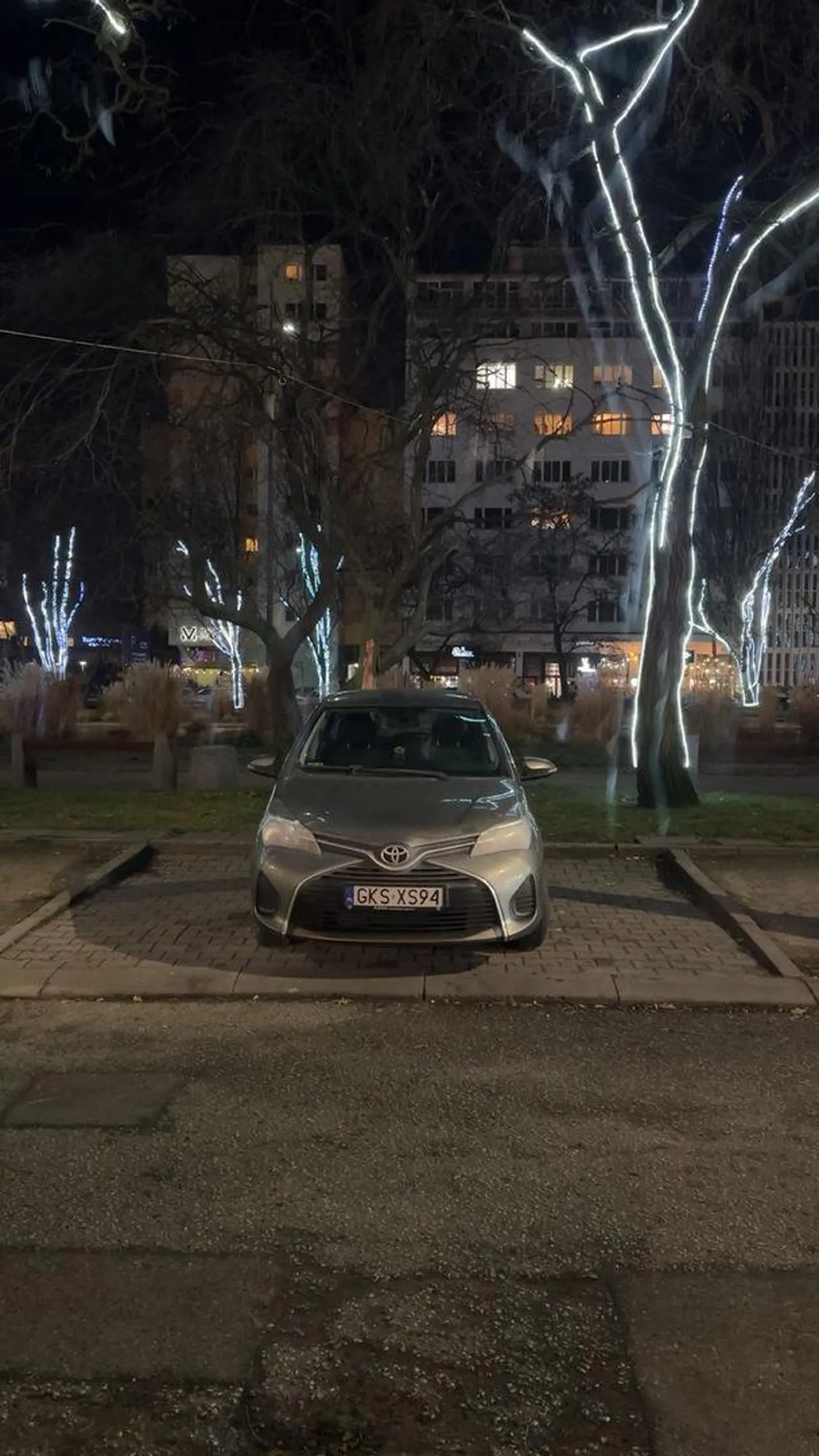 Kierowca zaparkował swoim małym piździkiem (Toyota yaris) w centrum miasta zajmując dwa miejsca, nie pozdrawiam, radzę nauczyć się parkować i lepiej wyczuć gabaryty auta :)