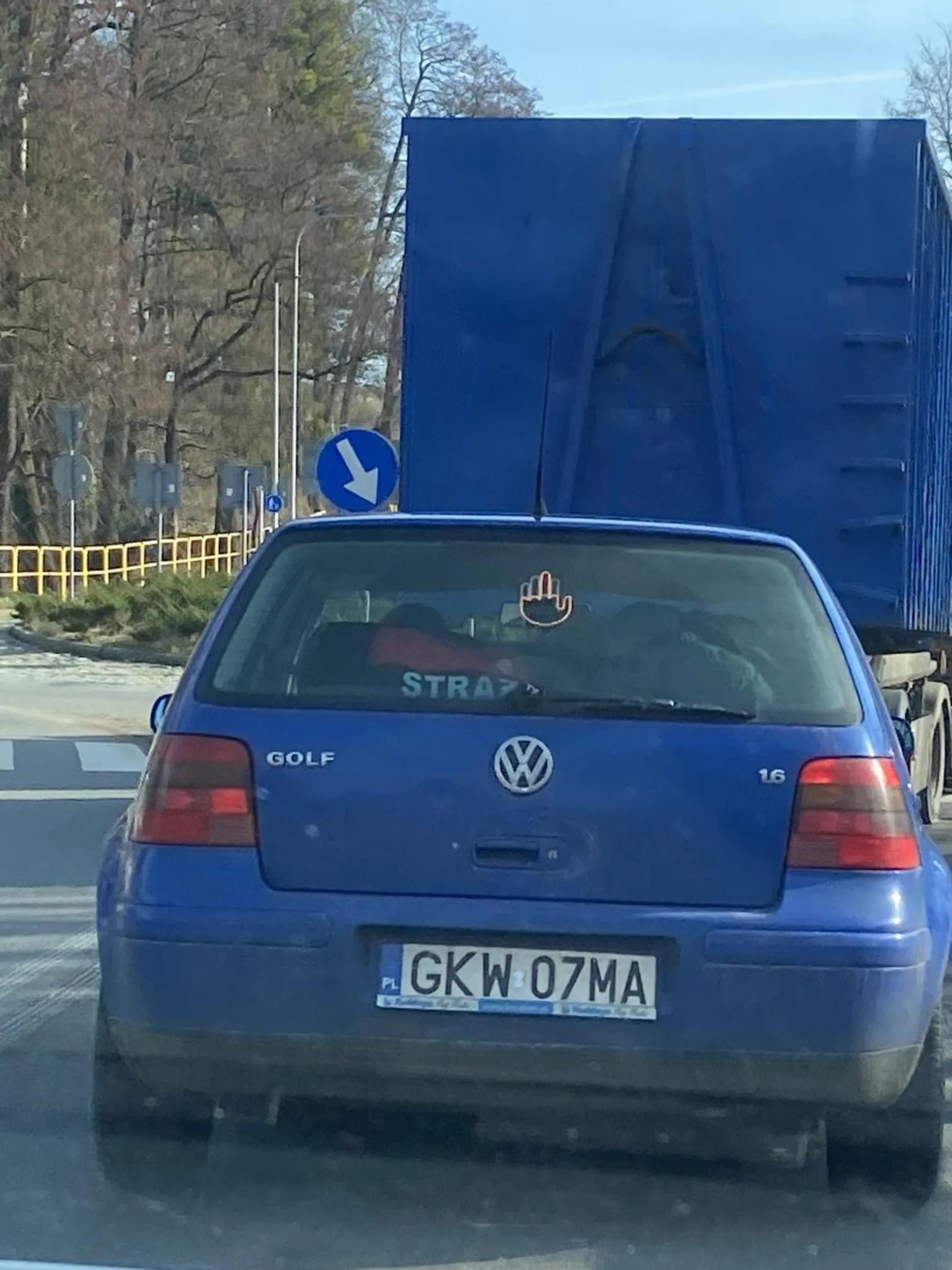 Taki z niego strazak jezdzi i pokazuje srodkowy palec