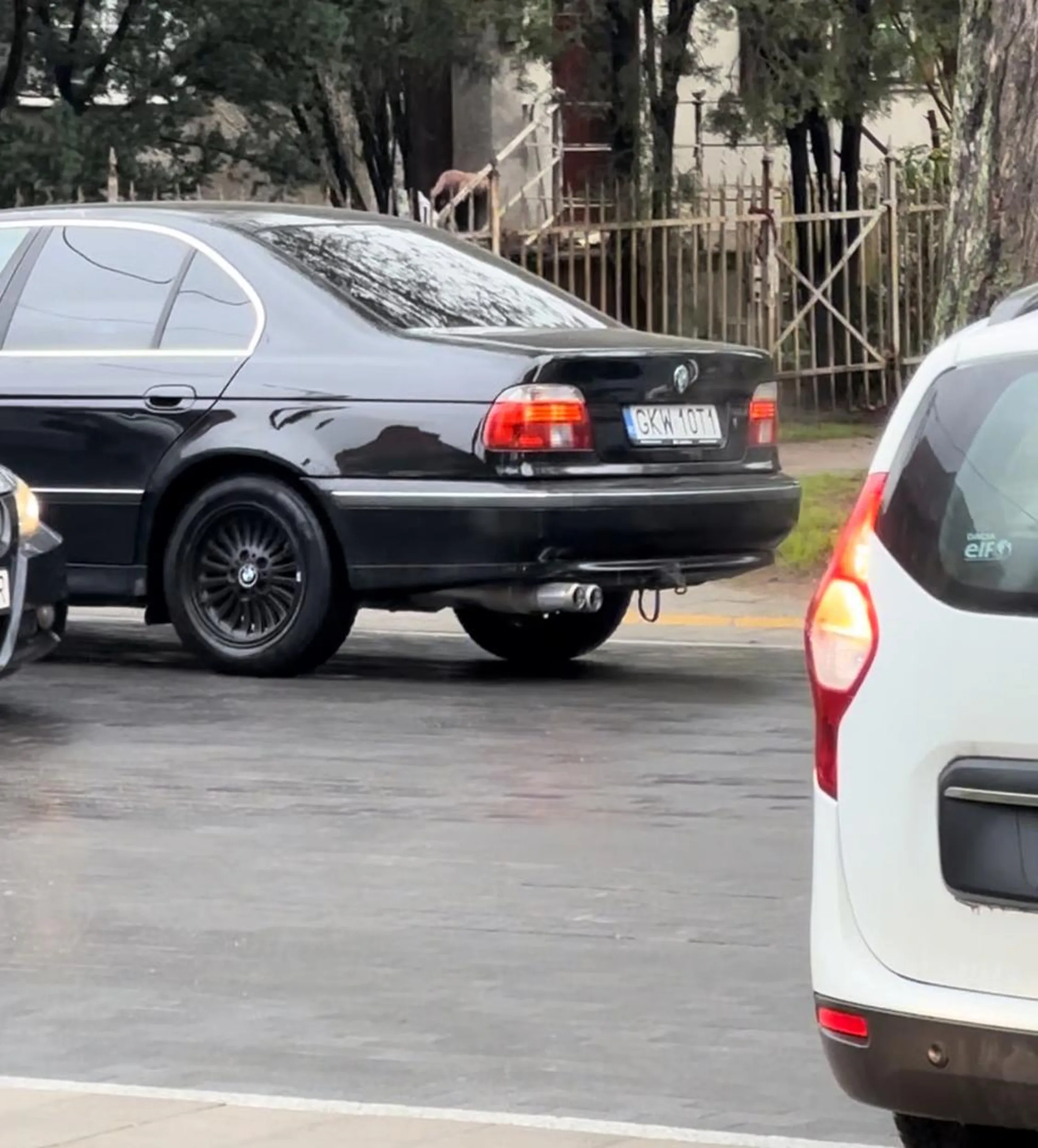 Dziewczyna potrąciła chłopaka na przejściu