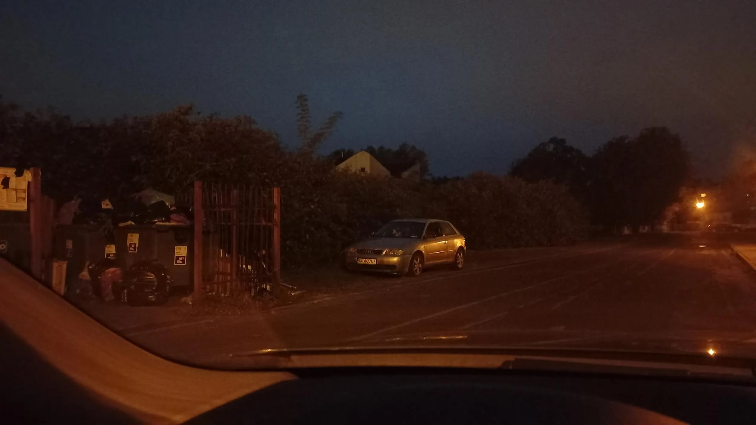 Śmieciarz bierze z najuboższej ulicy (Polnej) śmieci do swojego kontenera (Audi A3)