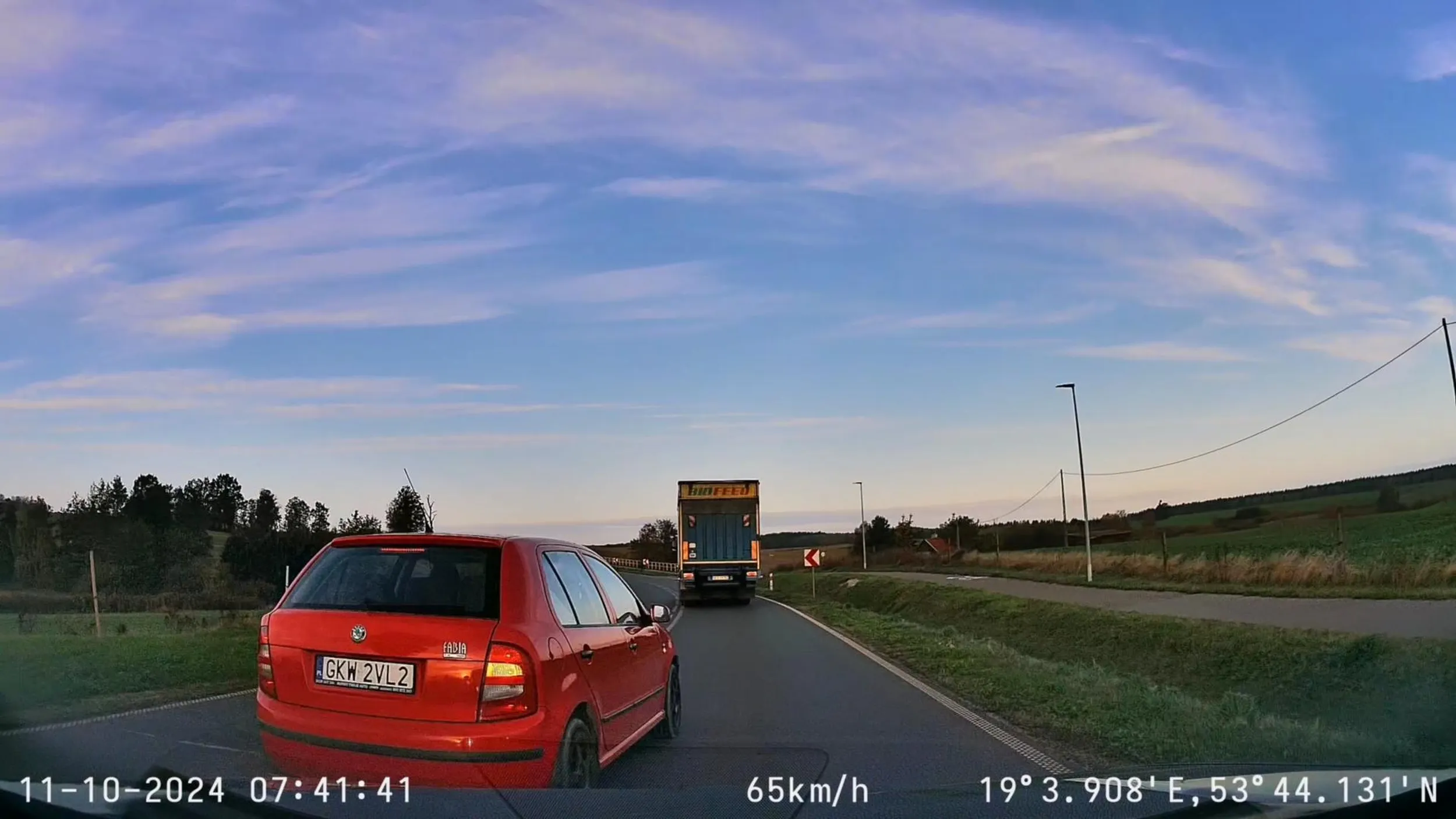 Wyprzedza mnie kretyn/kretynka na ciągłej, przed zakrętem i to 1cm przed moim zderzakiem po czym daje po hamulcach bez powodu ? (Żadnych wcześniejszych interakcji)