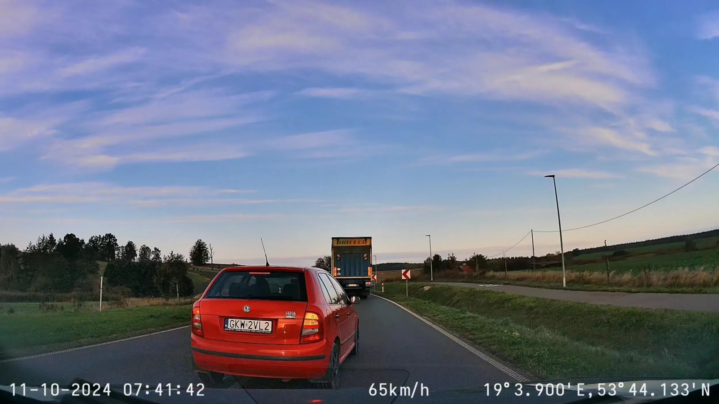 Wyprzedza mnie kretyn/kretynka na ciągłej, przed zakrętem i to 1cm przed moim zderzakiem po czym daje po hamulcach bez powodu ? (Żadnych wcześniejszych interakcji)