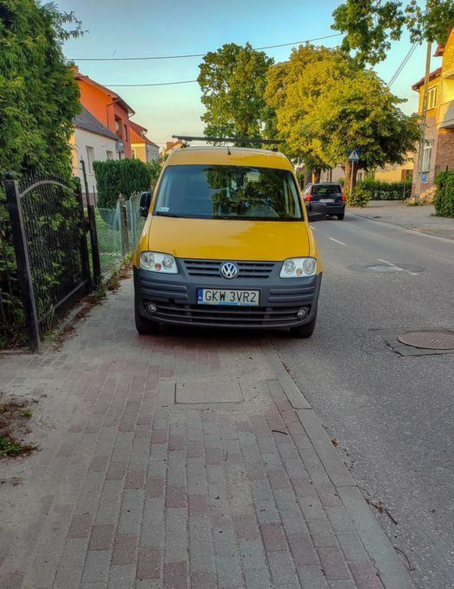 Panu bądź Pani najwidoczniej pomylił się chodnik z parkingiem