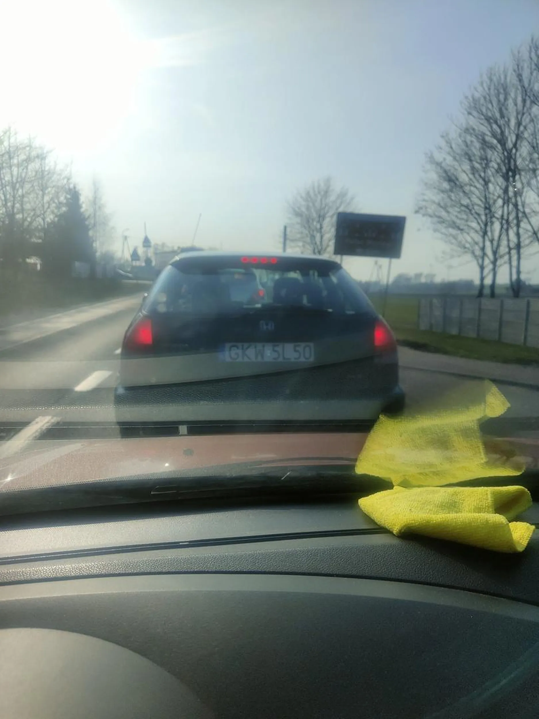 14.03.24 godzina 15:10, Lubawa. Kierowca najpierw wymusił pierwszeństwo, udało mi się uniknąć kolizji. Następnie gdy czeka w korku, nie panuje nad autem i auto się stacza na moje auto. Po wszystkim kierowca ucieka.