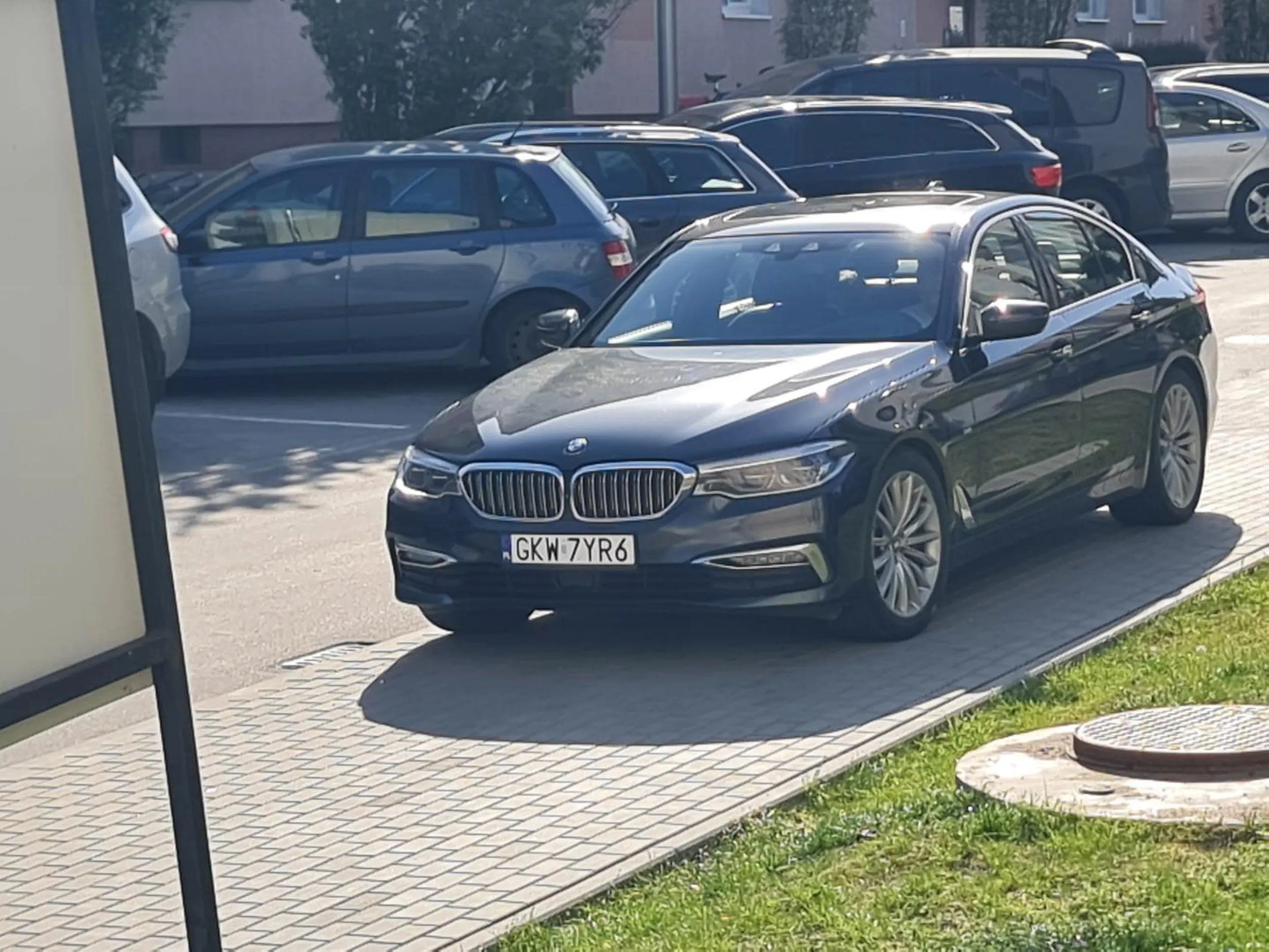 Wielki pan w BMW, który prawo jazdy chyba zakupił na lewo, nie zdaje sobie sprawy że chodnik jest tylko i wyłącznie dla pieszych. Przez takich przygłupów, niedawno na nowo wyremontowany chodnik, za chwilę zacznie się sypać. Nie pozdrawiam