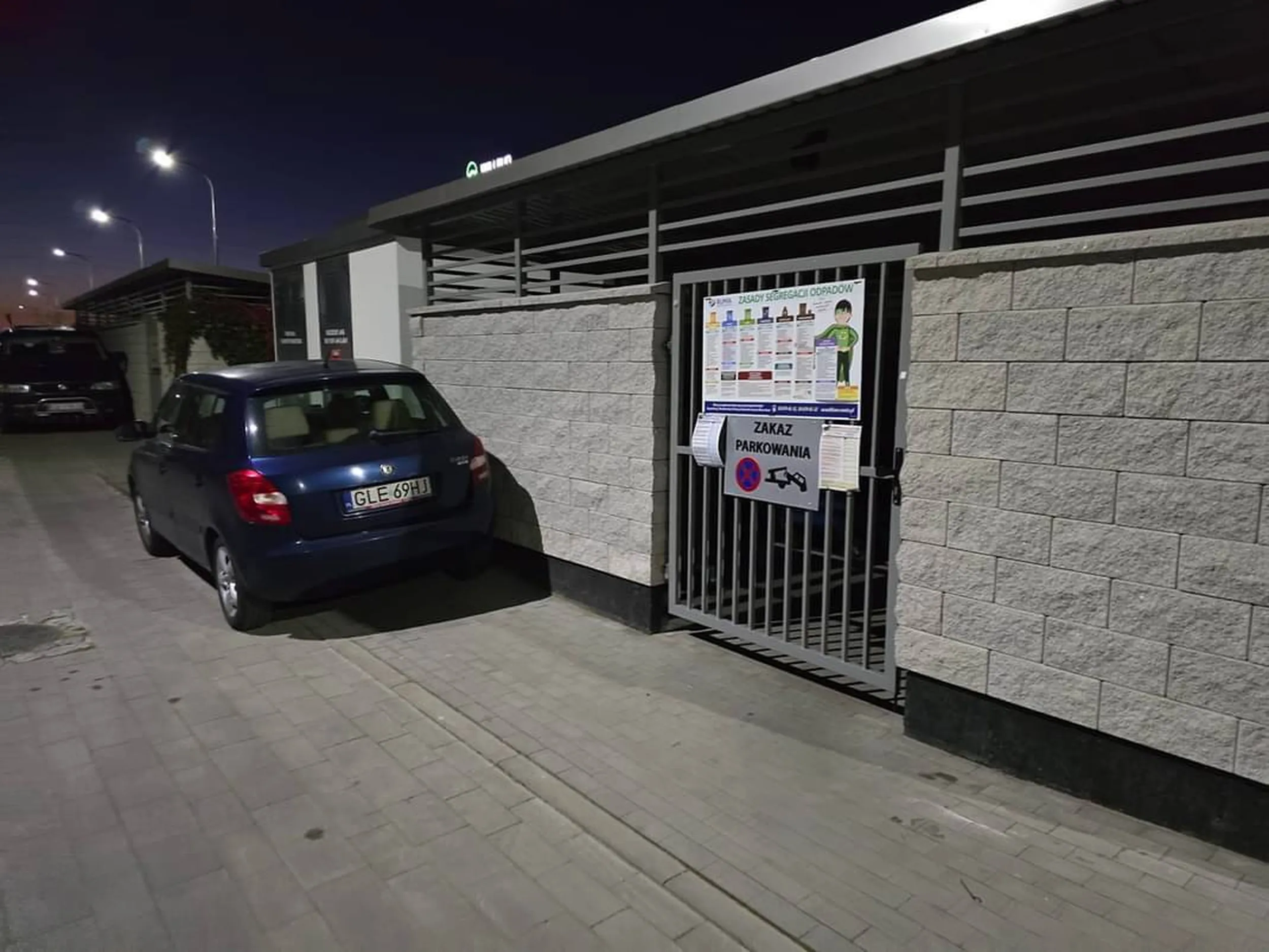 ten zakaz postoju i parkowania to dla ozdoby stoi?