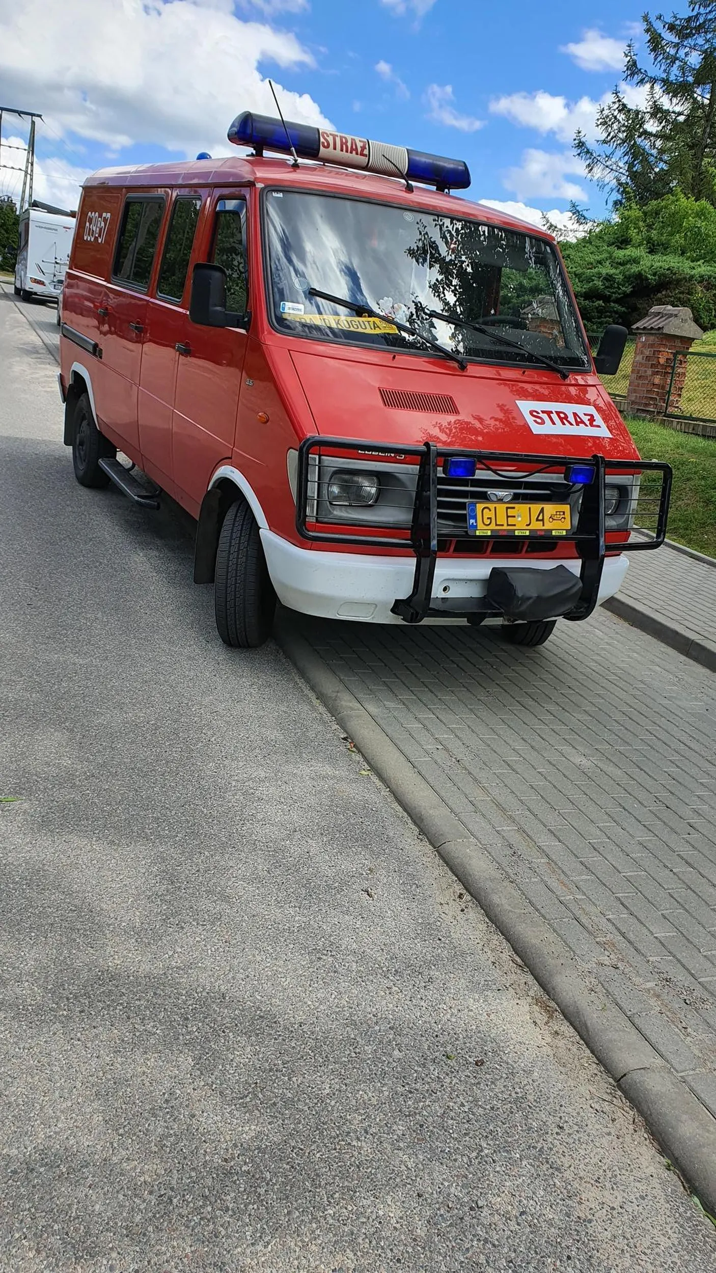 Pojazd jako zabytek ale widać, że nie tylko to pozostało z tamtych lat.