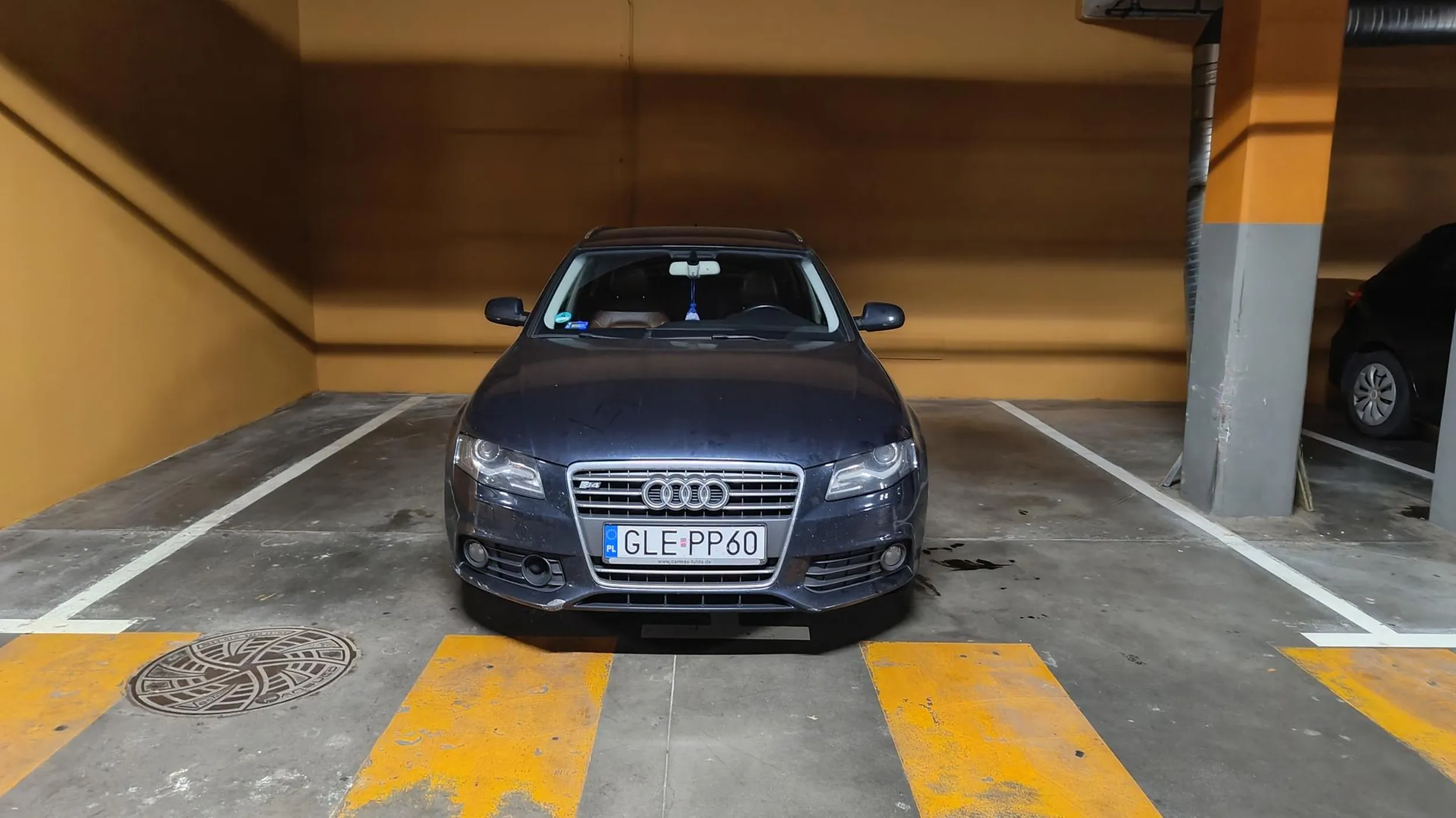 Riviera Gdynia. Kierowcom parkujesz na dwóch miejscach. Może w Lęborku to normalne, ale nie w Gdyni. Parkuj i daj zaparkować innym. Zdjęcie na pamiątkę, a sąsiedzi niech docenią.