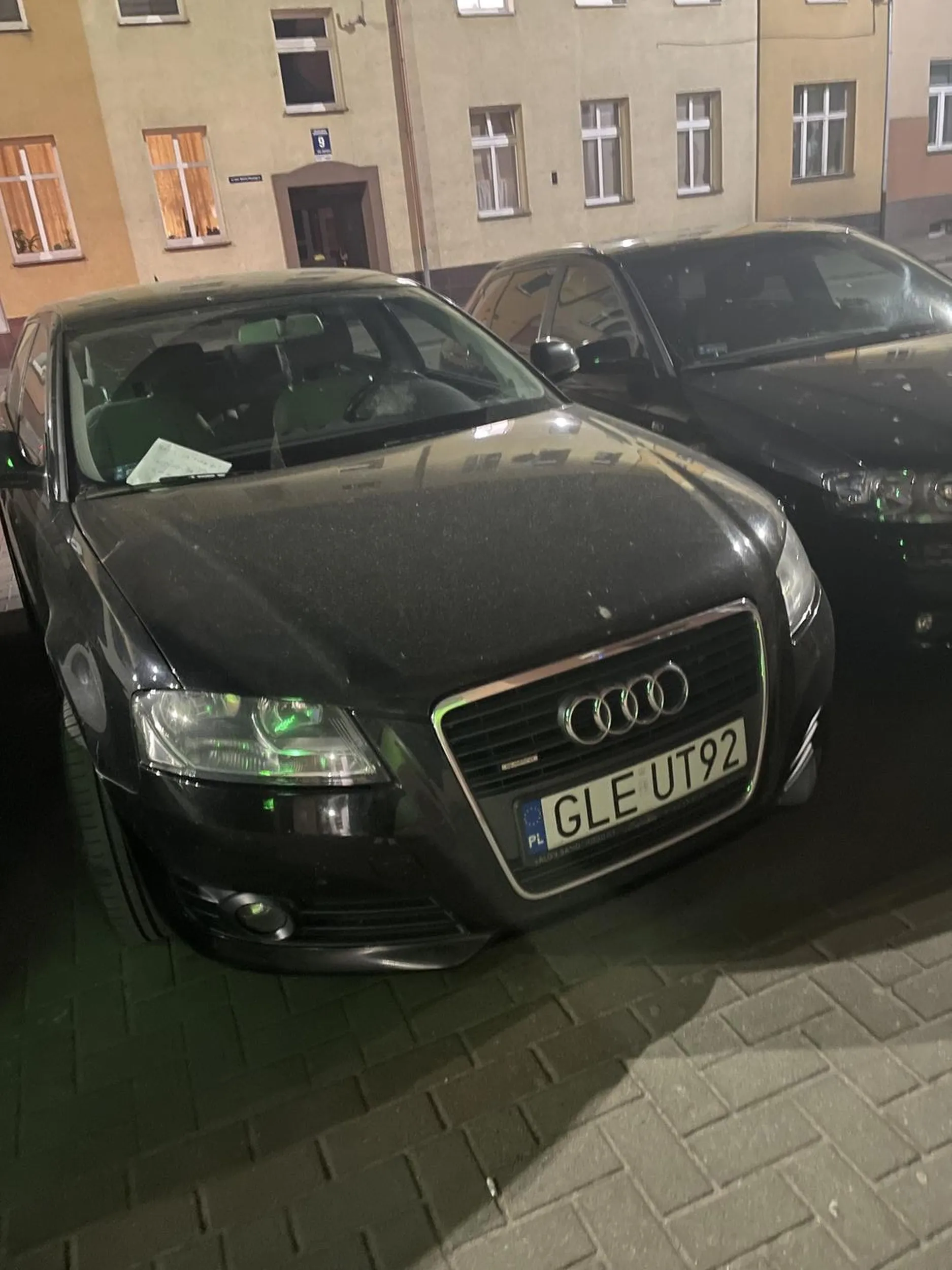 Parkuje na milimetry, sam ma ledwie jak wyjść. Ewidentnie trzeba wrócić do nauki parkowania