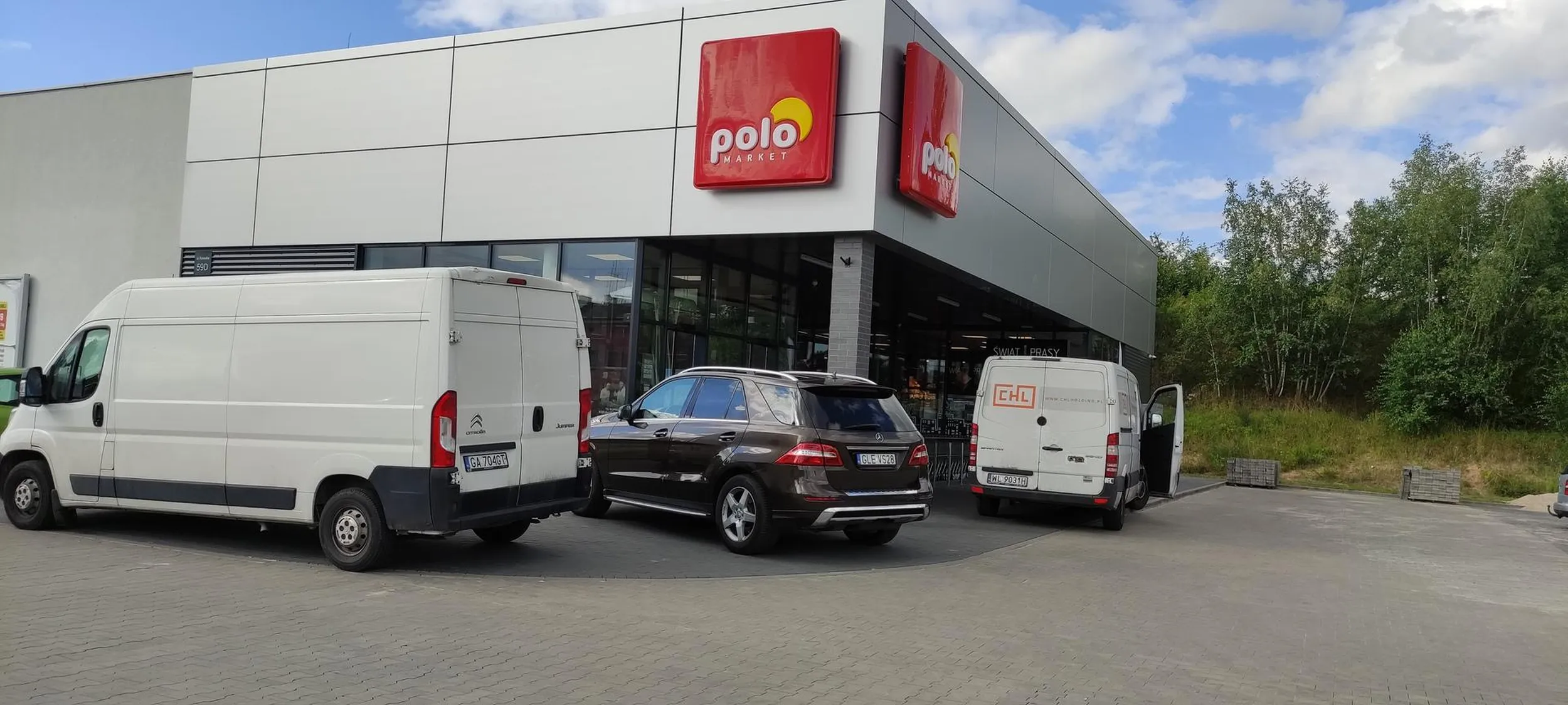 No cóż mam napisać. Typowy burak z markowego auta. Następne parkowanie to już chyba prosto w witrynę sklepu. Nie pozdrawiam zakolowa cipo.