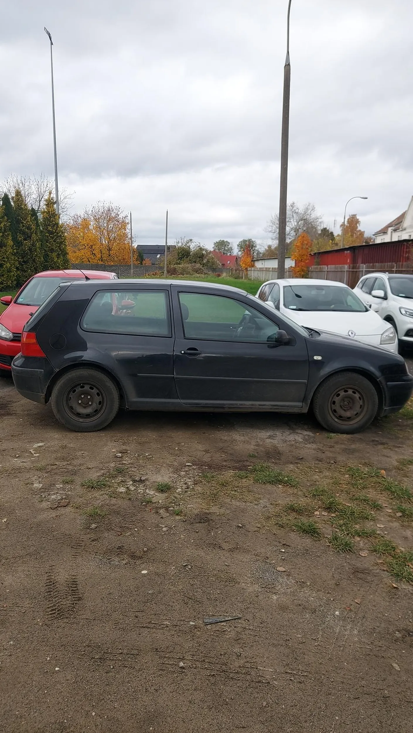 Powinien dostać karnego kut*sa na szybe bo nie umie parkować