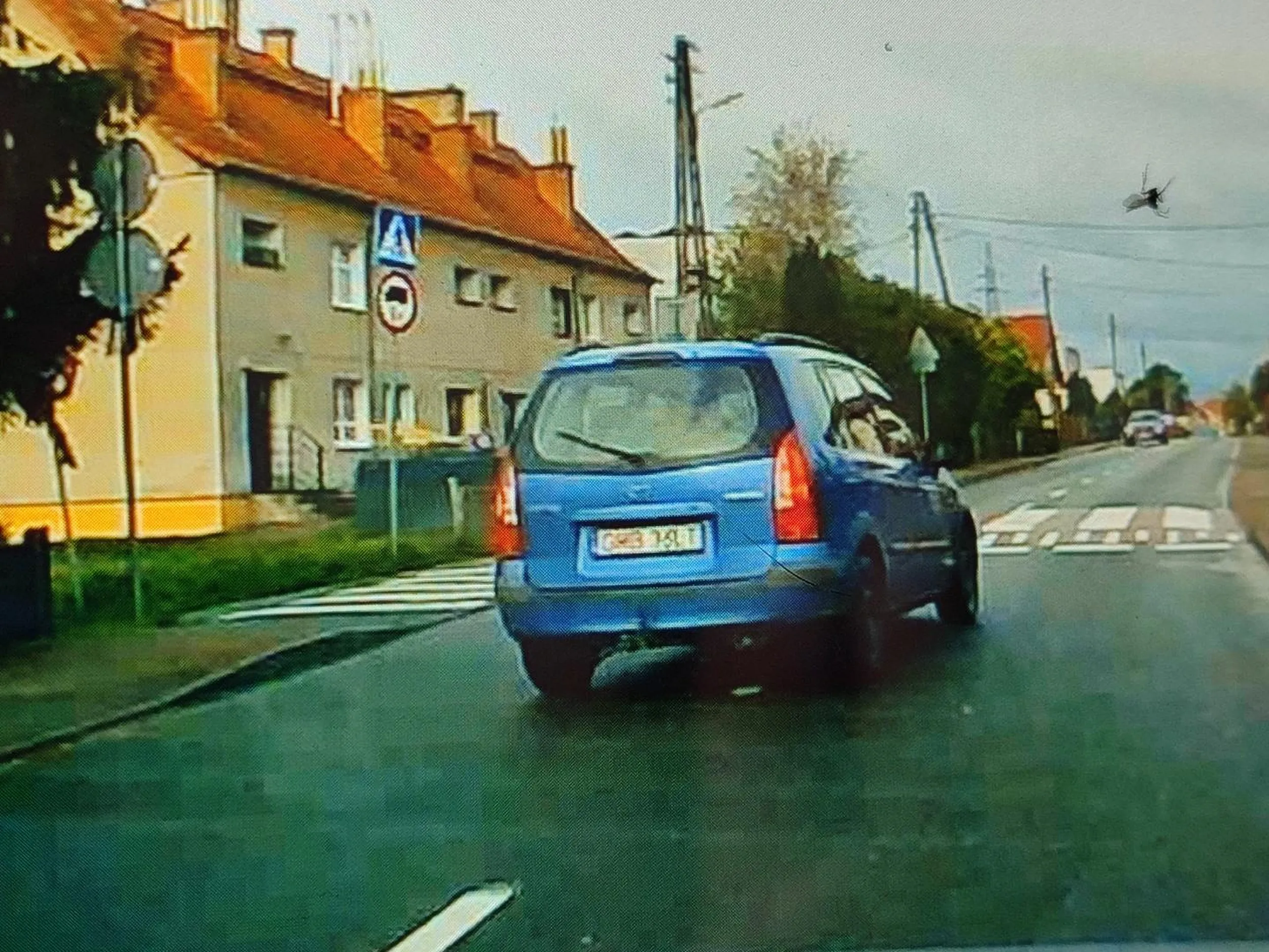 Kolega lubi przekraczać znacząco prędkość i nie stosować się kompletnie do znaków w tym terenu zabudowanego i strefy zamieszkania. Pięknie przelatuje przez spowalniacze drogowe - do tego ma talent. Osoba najwidoczniej mało myśląca dopóki kogoś nie potrąci.