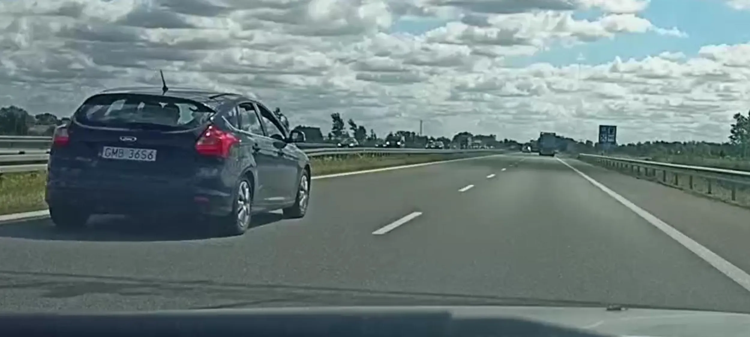 Kolega chyba ma jakiś problem ze skurczami środkowego palca. Z tym nie ma żartów, trzeba iść do dobrego lekarza. Takie rzeczy mogą być niebezpieczne. Dla przykładu, taki skurcz pewnie może przenieść się na stopę co może spowodować brak zachowania odpowiedniego dystansu od samochodu jadącego przez kolegą