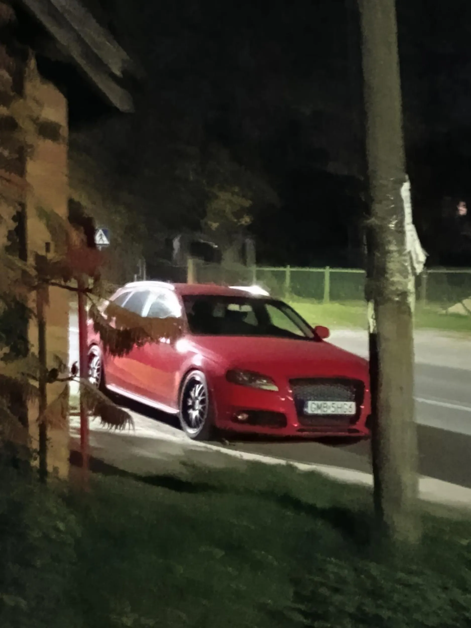 Nie ładnie tak parkować na przystanku na którym perfidnie jeżdżą autobusy nie pozdrawiam.