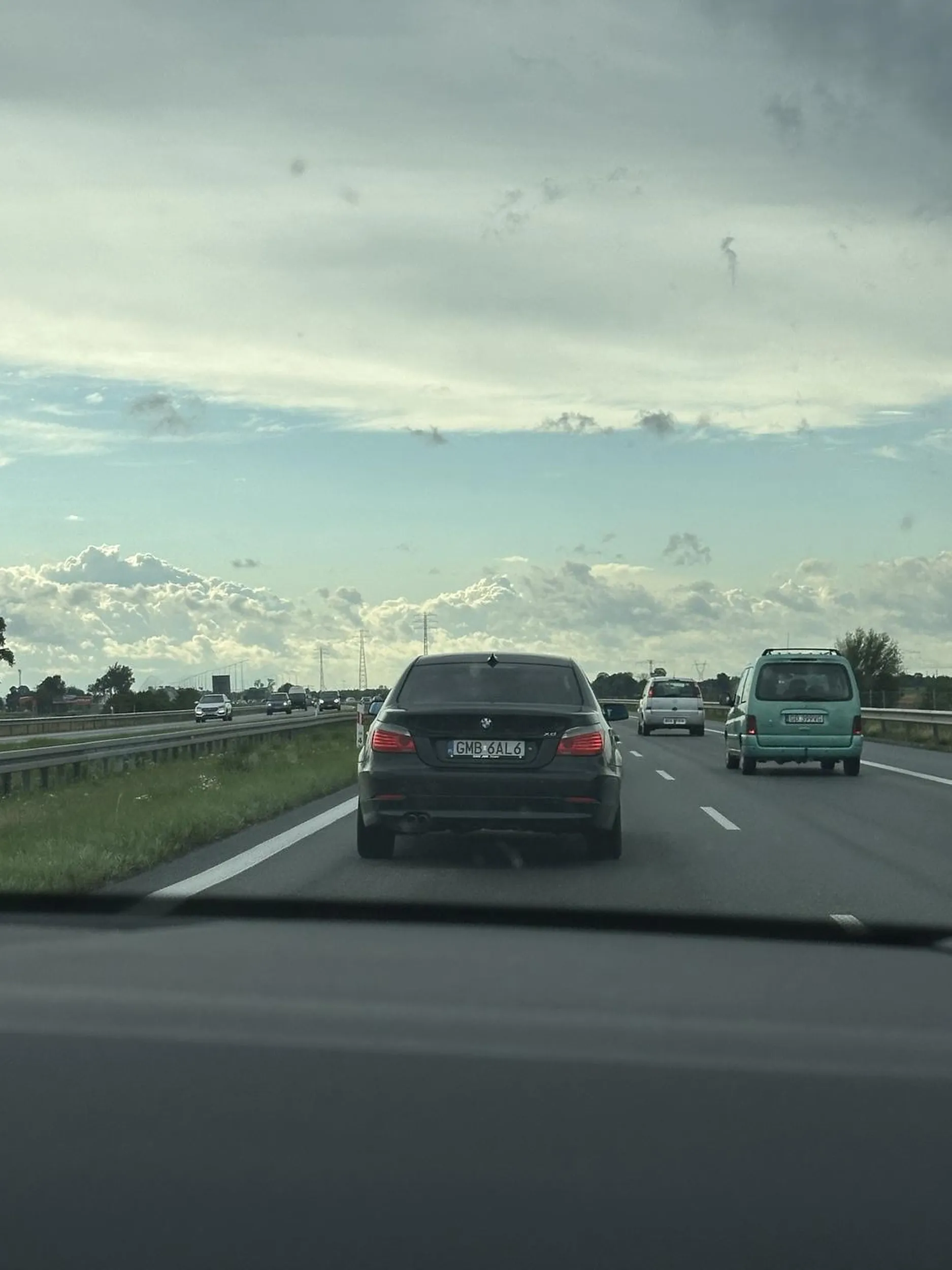 Jeździ jak kretyn, najlepiej środkiem, siedzi na dupie i się spieszy niewiadomo gdzie w korku Prawo jazdy z laysow