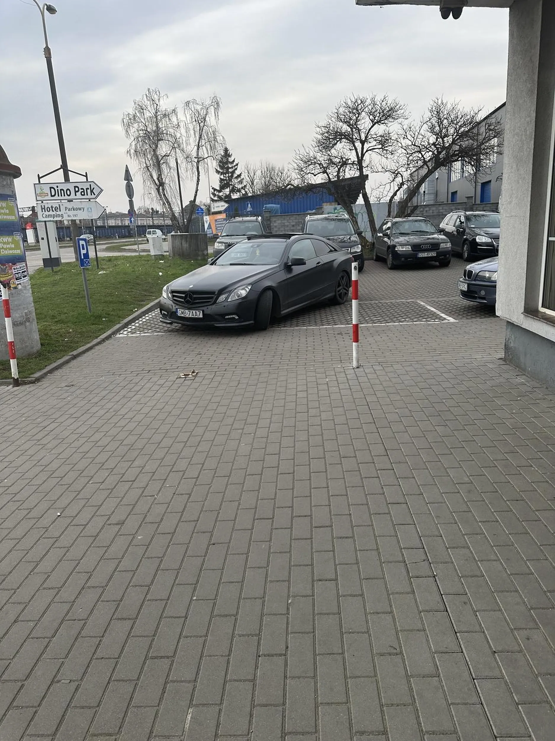 Mówię. Ładnie Pan zaparkował, a choooy tam odpowiedział