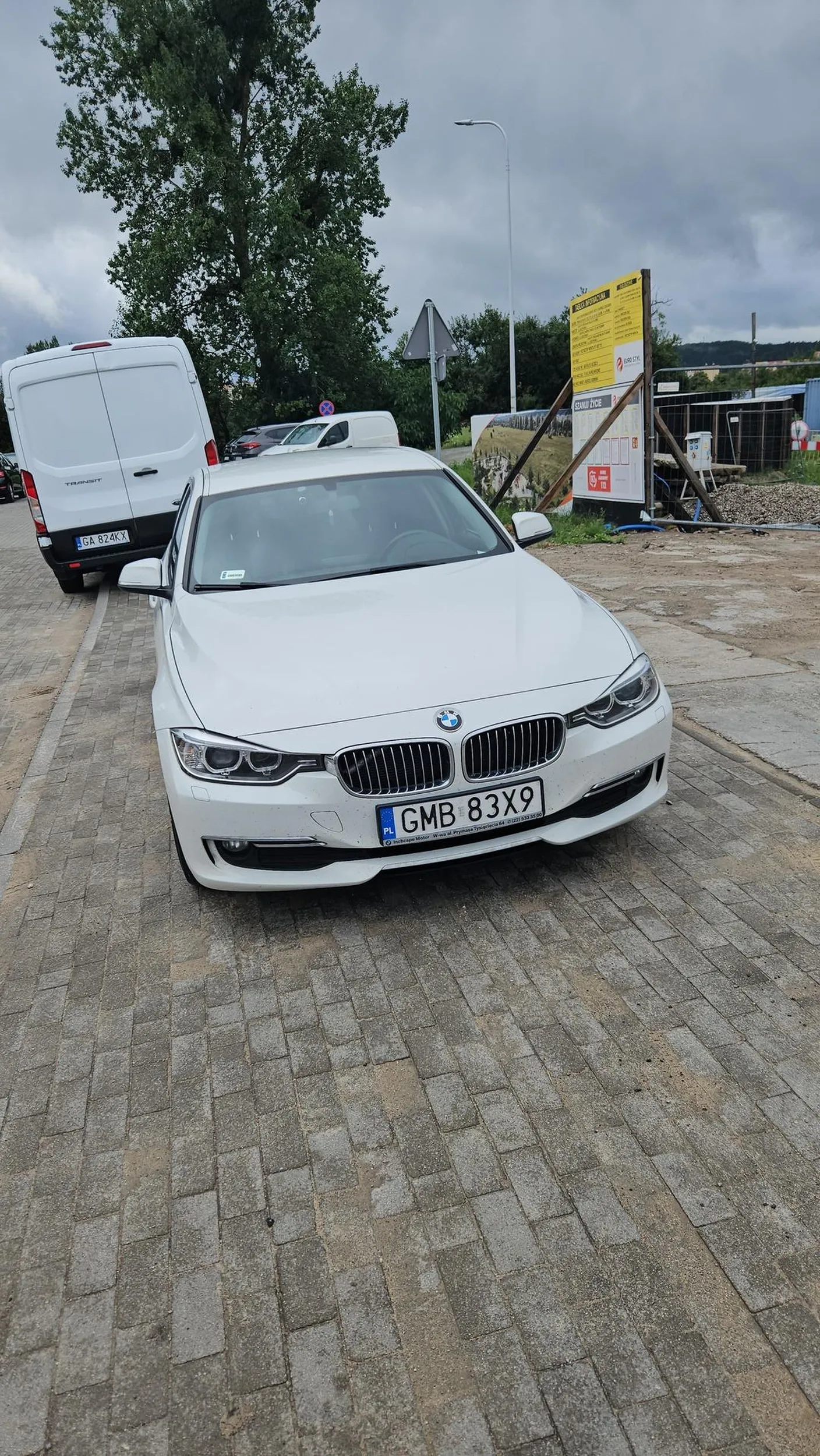 Człowiek idzie na spacer to oczywiście jakiś geniusz z BMW tak zaparkuje, że przejść nie idzie.