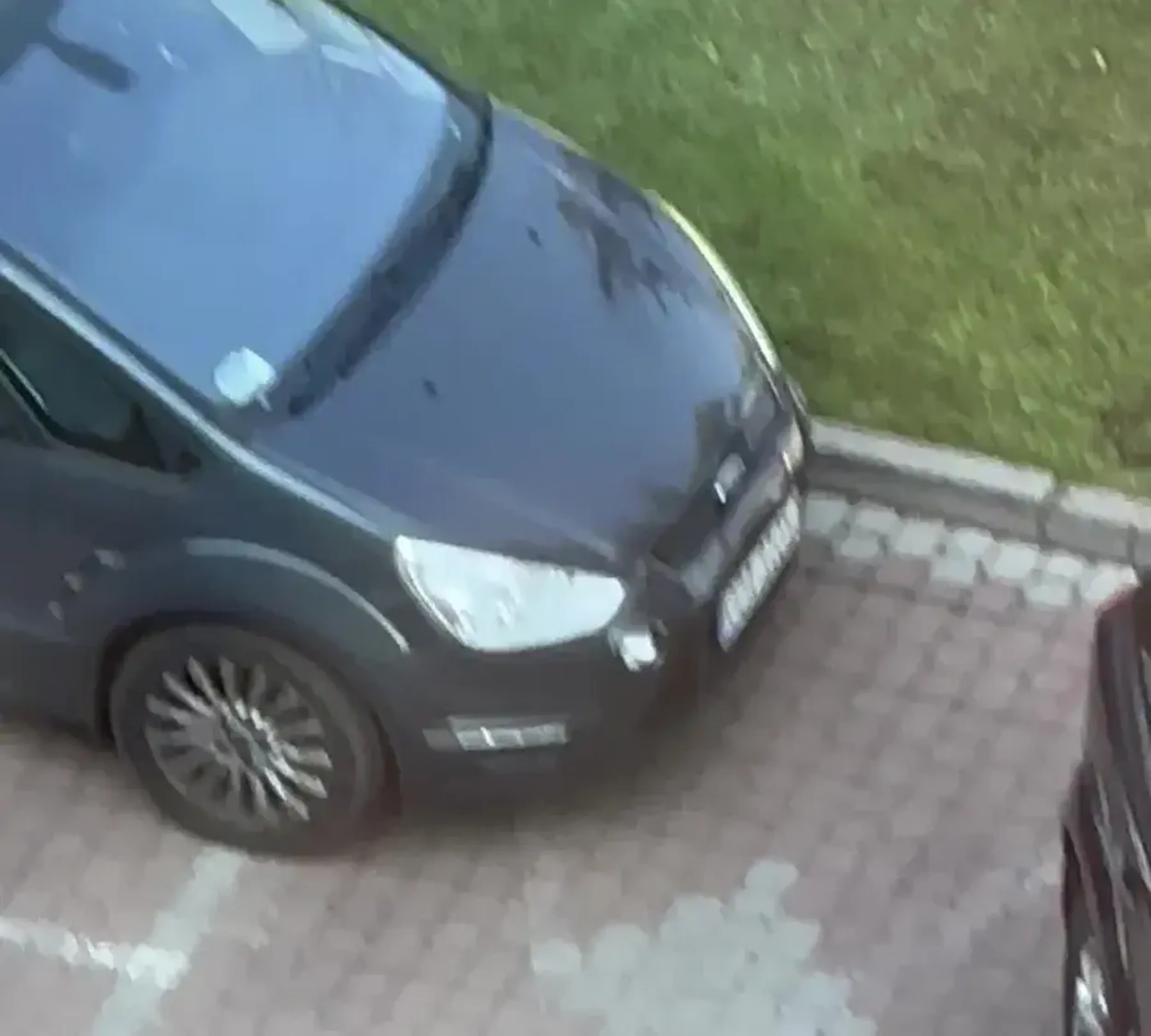 Pani chyba zapomniała zostawić karteczki po tym, jak uderzyła parę razy w forda.