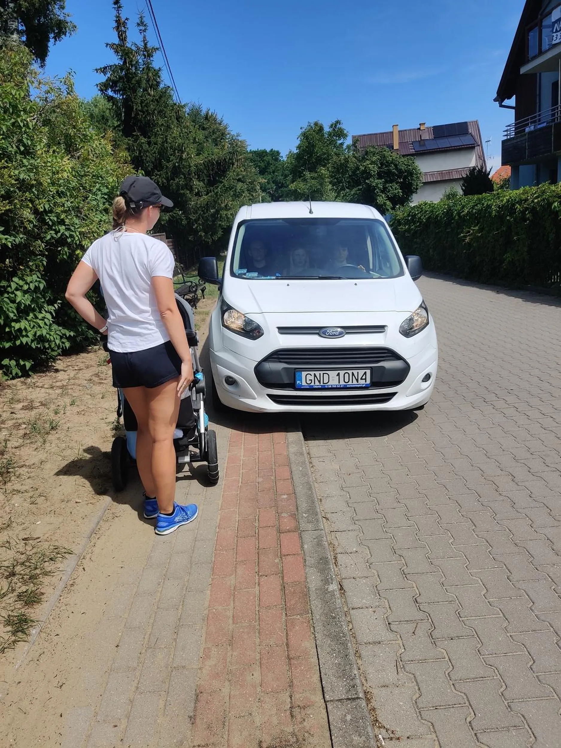 Zablokował chodnik kobiecie z wózkiem. podobno czekał aż mu się brama otworzy i zamiast czekać na ulicy musiał wjechać na nie specjalnie szeroki chodnik.