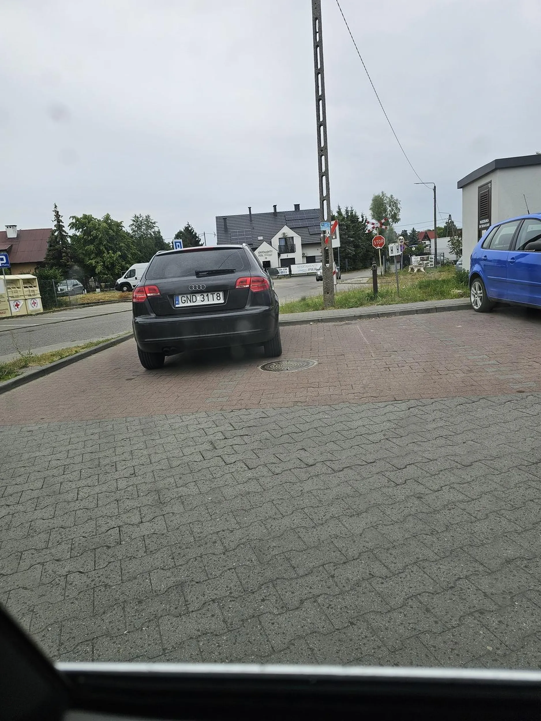 Skoro nie potrafi zaparkować takim gównem, to niech może przesiądzie się na rower?