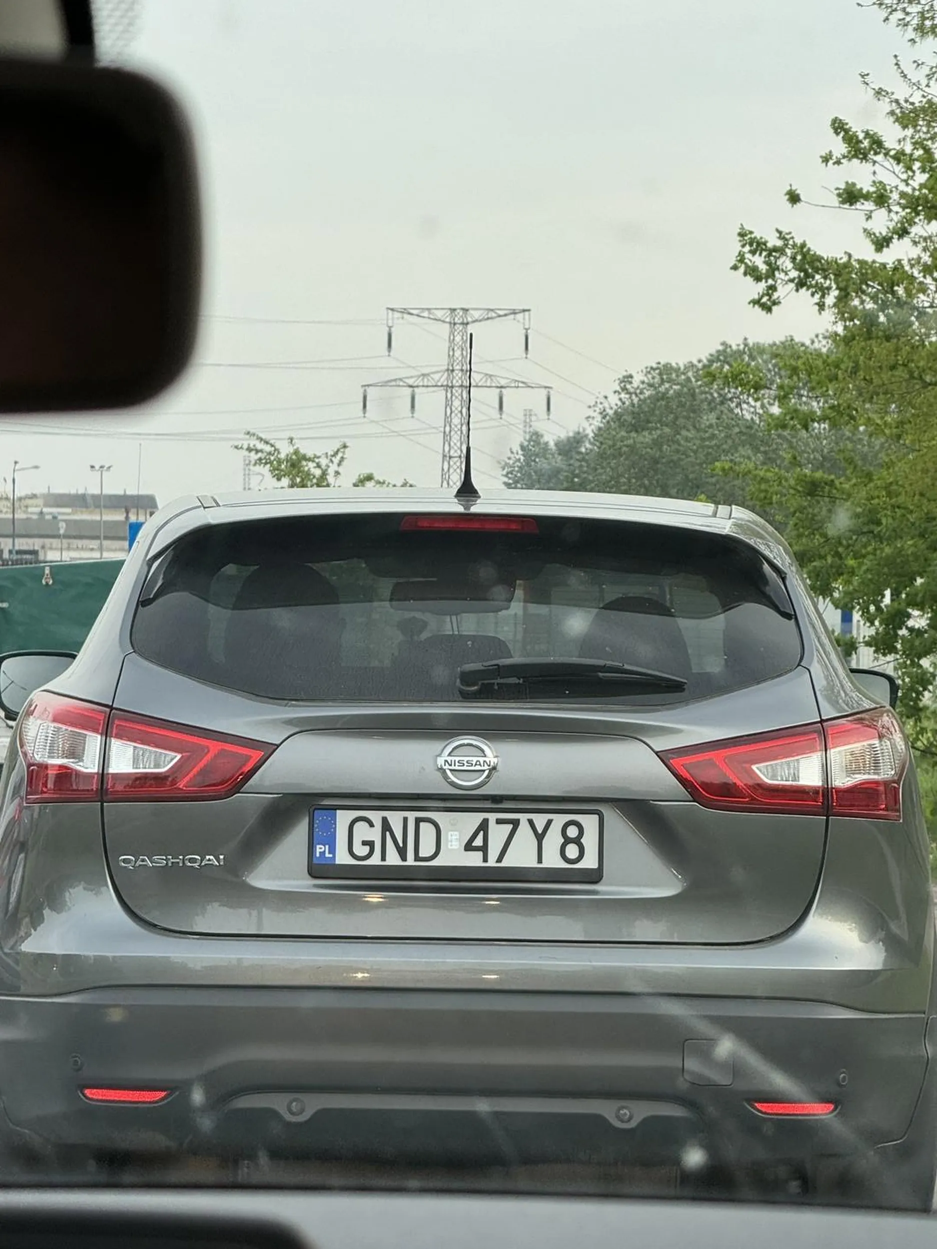 Dziadek, oddaj komuś kluczyki od samochodu!!!! Stwarzasz zagrożenie na drodze!!!! Wyprzedza gdy innych pojazd go wyprzedza, trzykrotnie!!!!!!