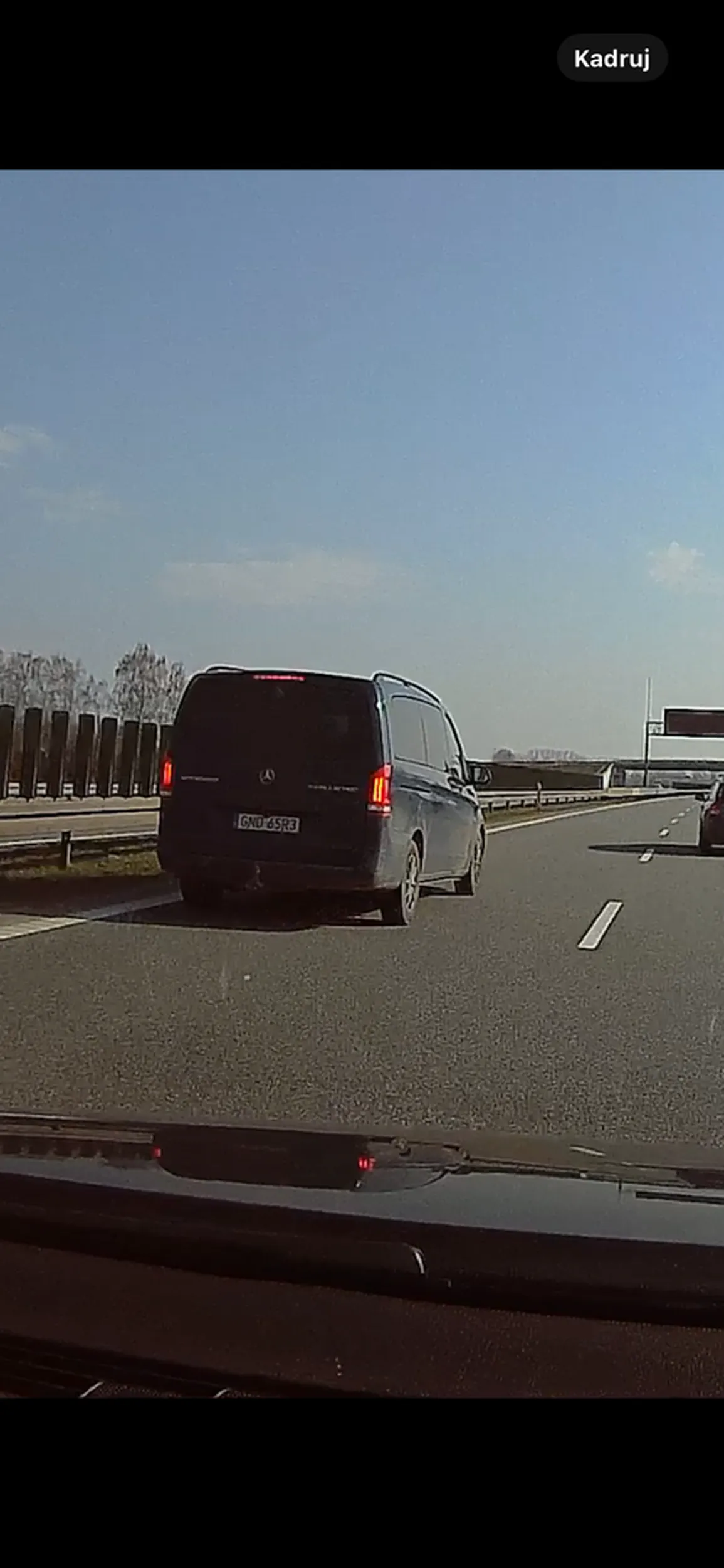 Stary frustrat który na drodze ekspresowej (+-120 km/h) jedzie mi na zderzaku, a następnie próbuje wyhamować (nieskutecznie). Nie pozdrawiam dziada