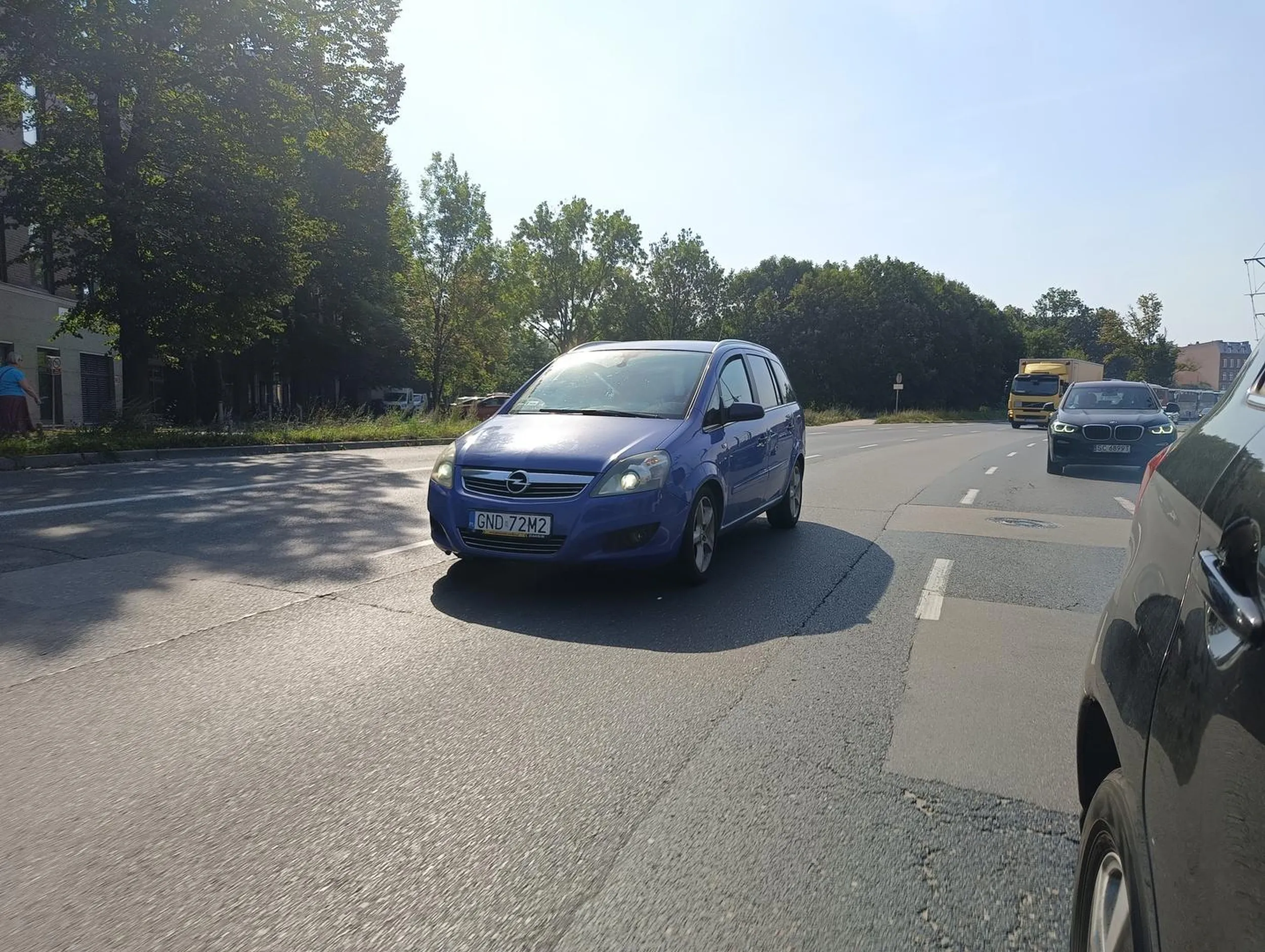 Baba totalnie nie potrafi jeździć... Spowodowała prawie wypadek wjeżdżając w moje auto, gdy chciałam wysiąść uciekła odrazu.