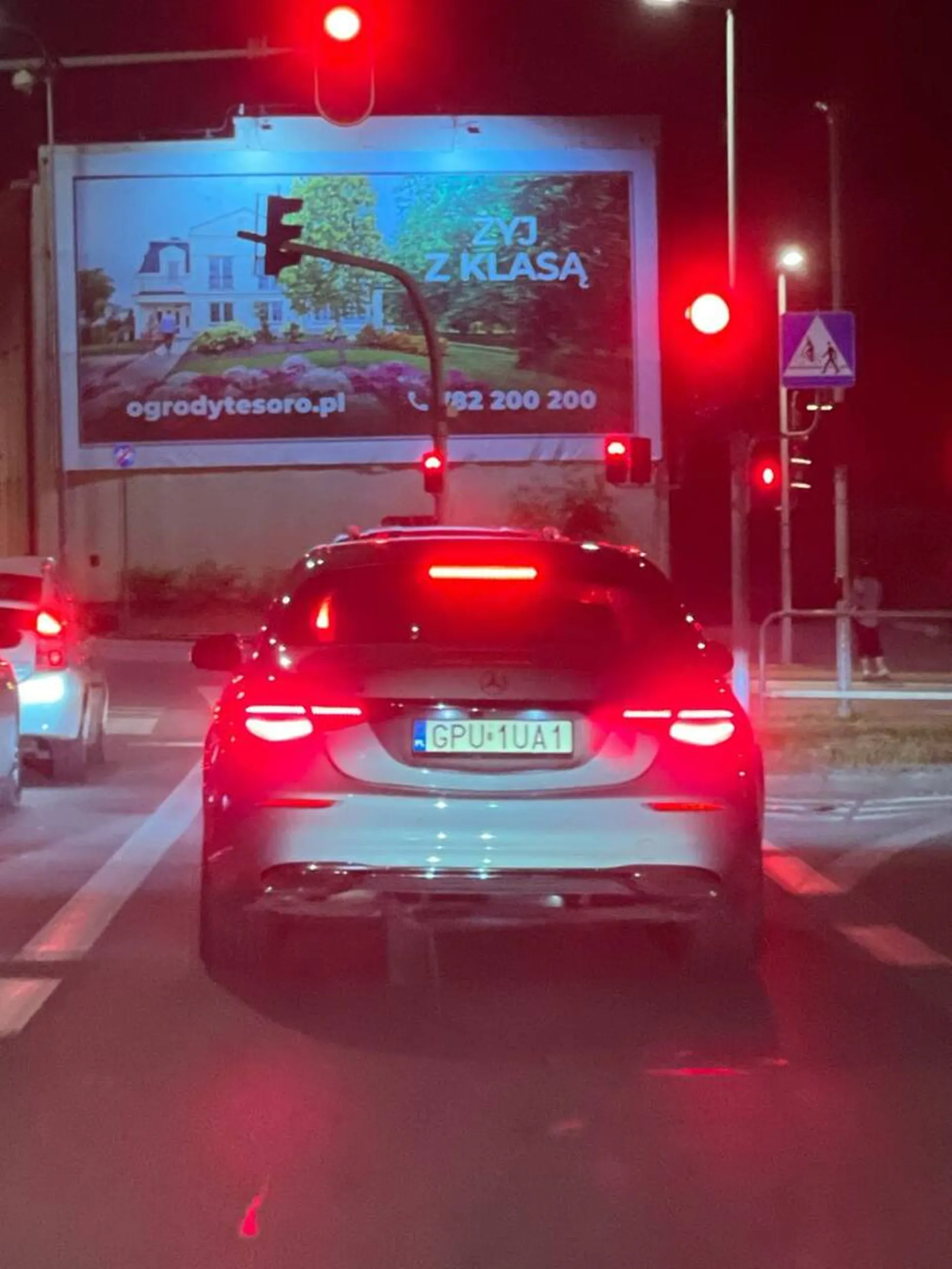 uwaga pojeb, jeździ nietrzeźwy po drodze i po chodniku, nagranie trafiło do odpowiednich służb