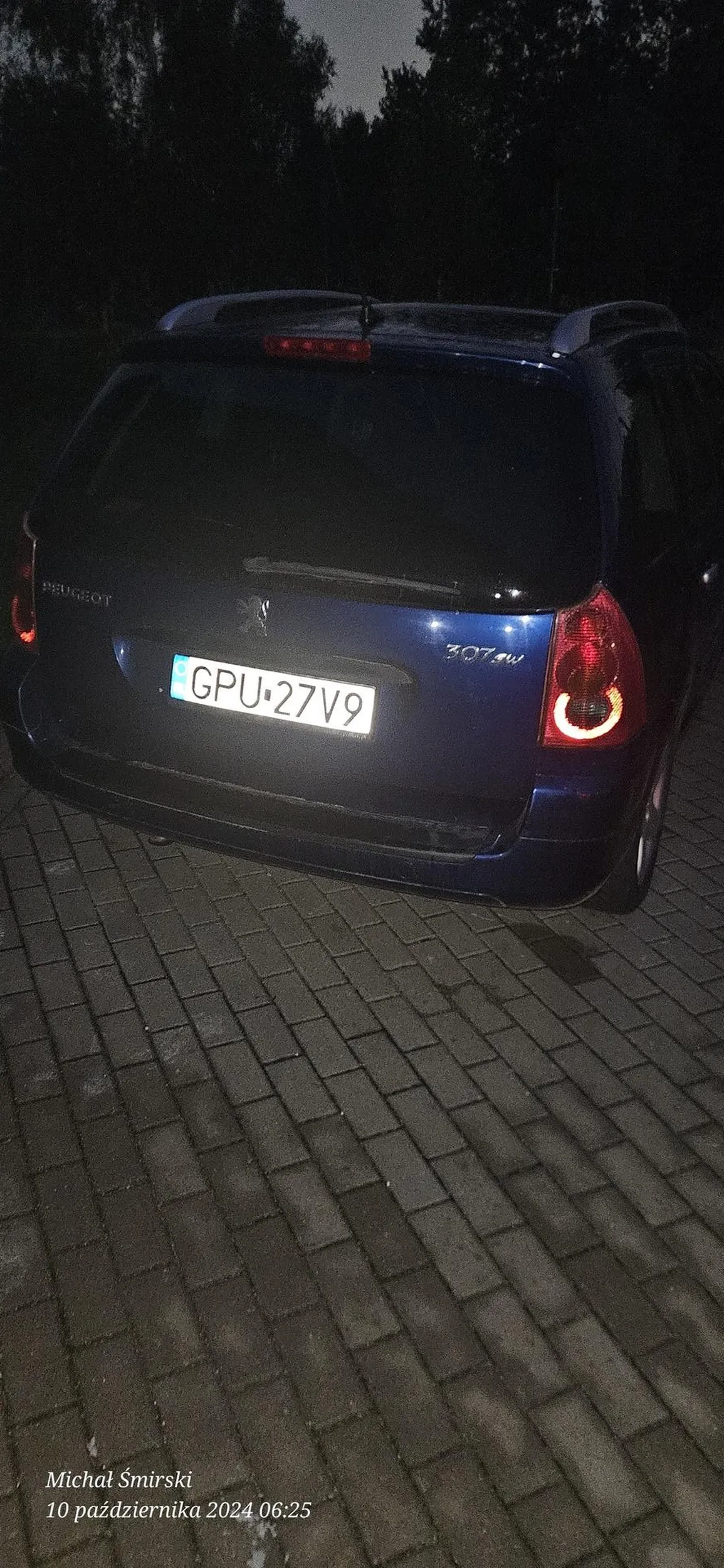Kierowca zostawił auto na prywnym parkingu i blokuje dojazd mieszkańcom oraz służbom komunalnym. Od 2 tygodni jest problem.
