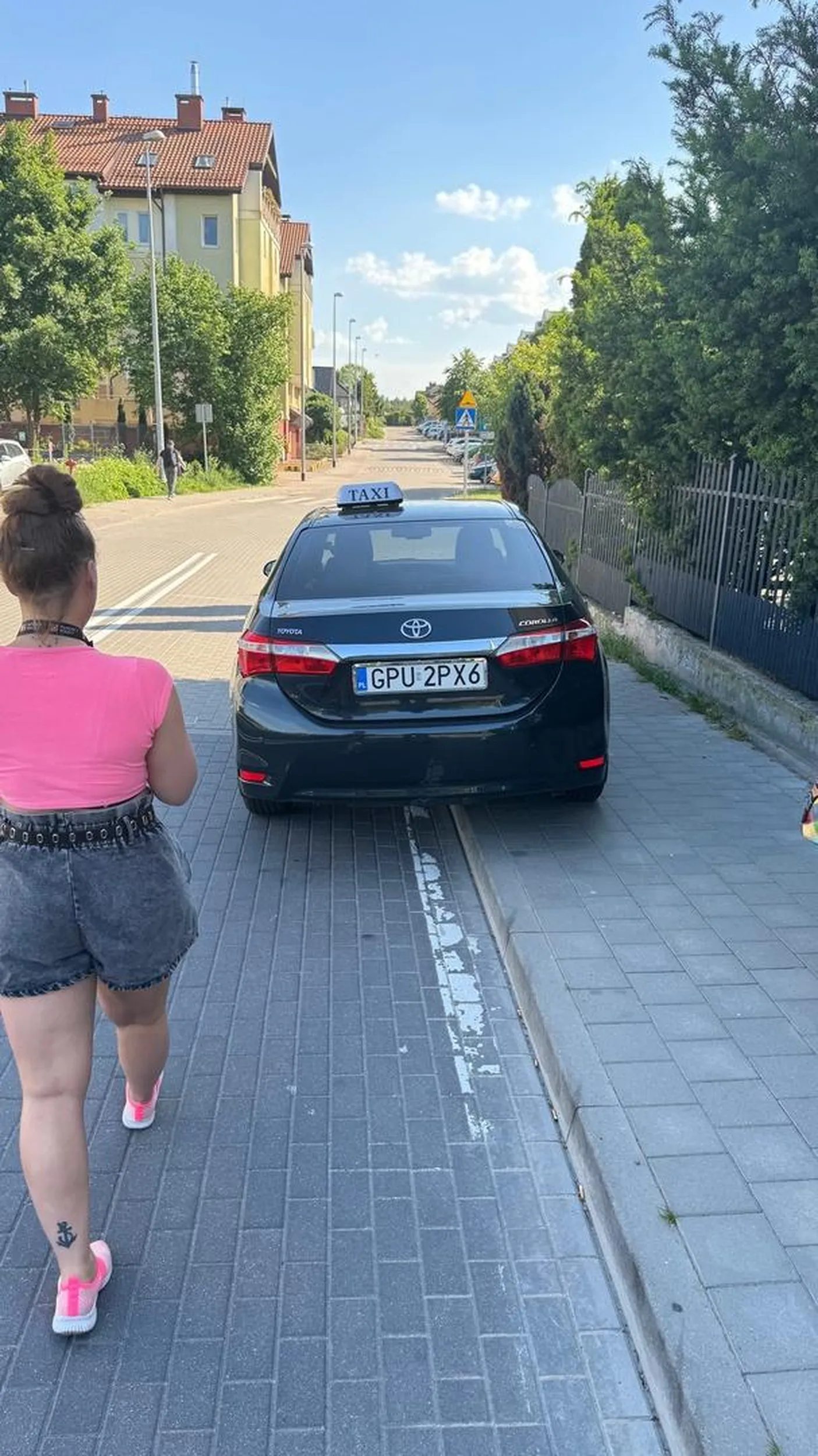 Zakręt z ulicy Radosnej do Wielkopolskiej w Gdyni jest wyjątkowo niebezpieczny. Myślę, że jego projekt jest błędny, ale niestety, było już tam kilka poważnych wypadków, w rodzaju straż pożarna wyciąga zakleszczonych kierowców. Dlatego, pomimo, że jestem człowiekiem raczej wycofanym, zdecydowałem się zwrócić uwagę młodej Kierowczyni, że nie powinna parkować na tym zakręcie na podwójnej ciągłej linii, bezpośrednio za tym zakrętem. W odpowiedzi usłyszałem, że jestem czepiającym się "starym człowiekiem, bo tam nie ma zakazu parkowania". Kiedy dalej mówiłem, że wygląda na to, że Pani nie zna przepisów o ruchu drogowym, zostało mi zrobione zdjęcie i Panienka nieomalże napluła mi w twarz. Co mogę z tym zrobić? - na razie podzielę się zrobionym zdjęciem. Panienka źle trafiła, bo jeżeli to spowoduje spór, to uczulę na ten przepadek swoich radców prawnych. Myślę, że Jej Ojciec - taksówkarz, ciężko pracuje tym samochodem. Zastanawiam się, czy jest rozsądnym człowiekiem.