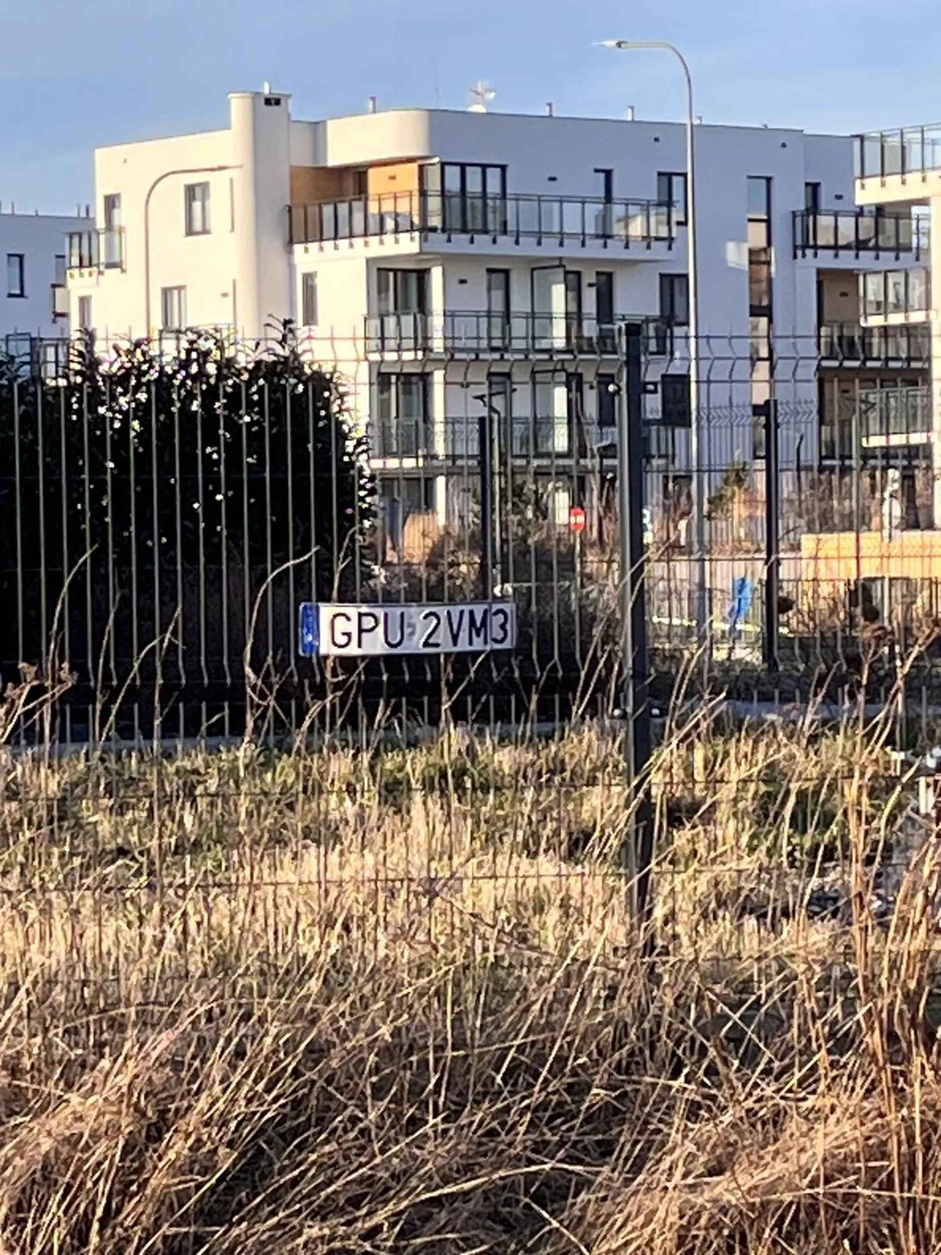 Twoja tablica wisi na płocie a Pucku na skrzyżowaniu Wybickiego z nowy świat