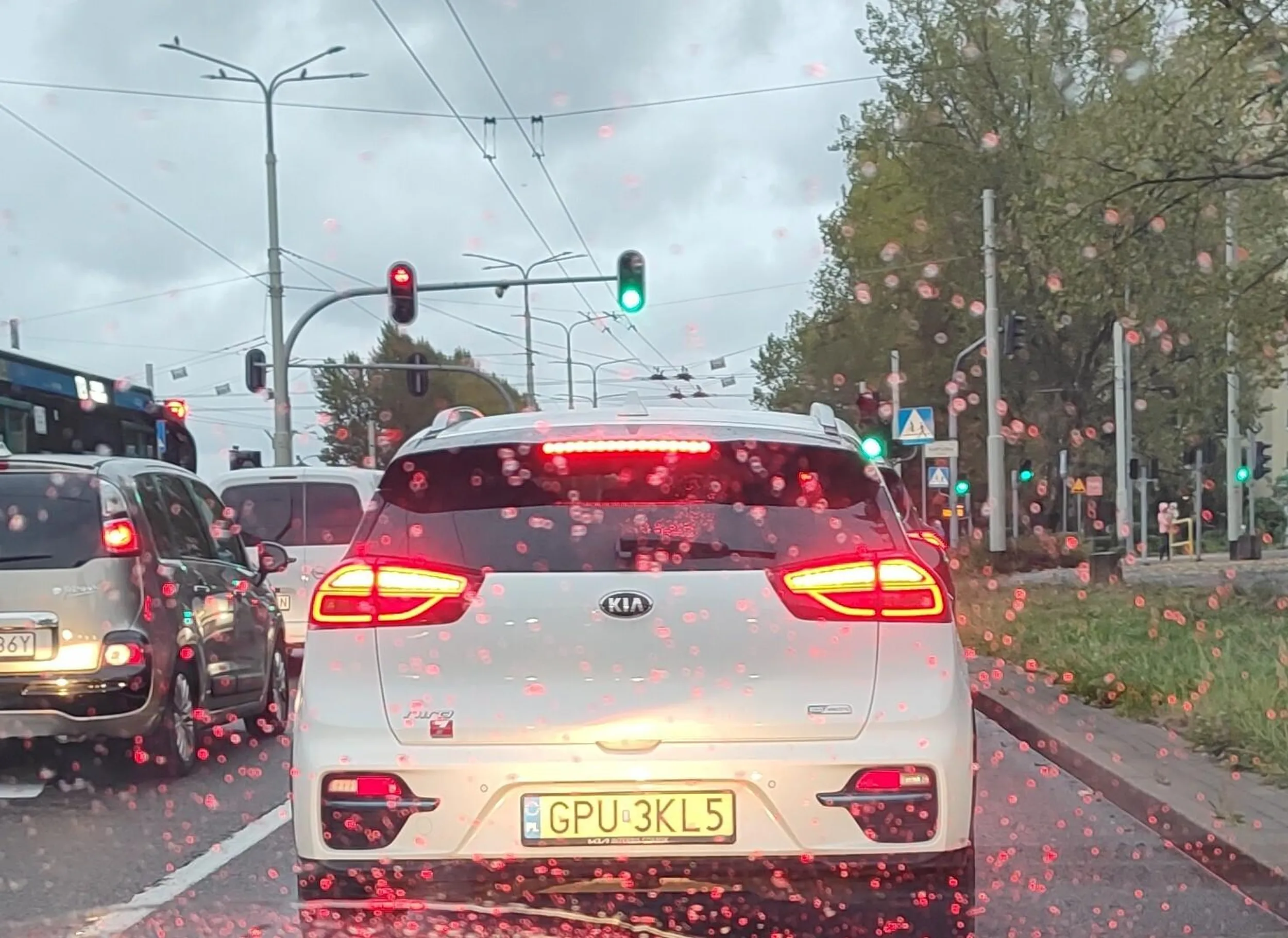 Facet tak się spieszył, że wcisnął się między auta na dwupasmówce prawie powodując wypadek ... Zabijesz kogoś kiedyś czkowieku!