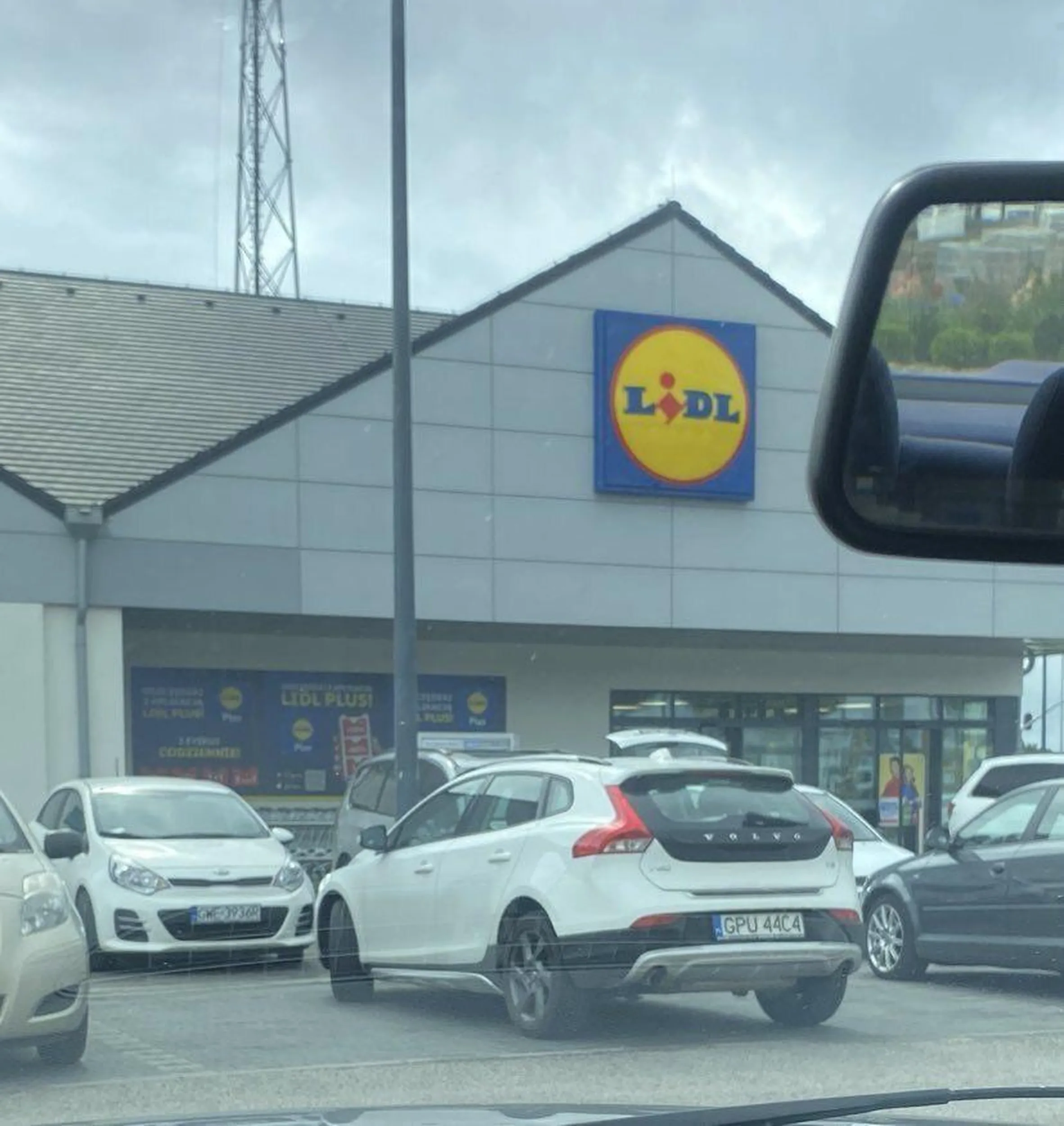 Staje na 2 miejscach parkingowych (oczywiscie Blondynka)